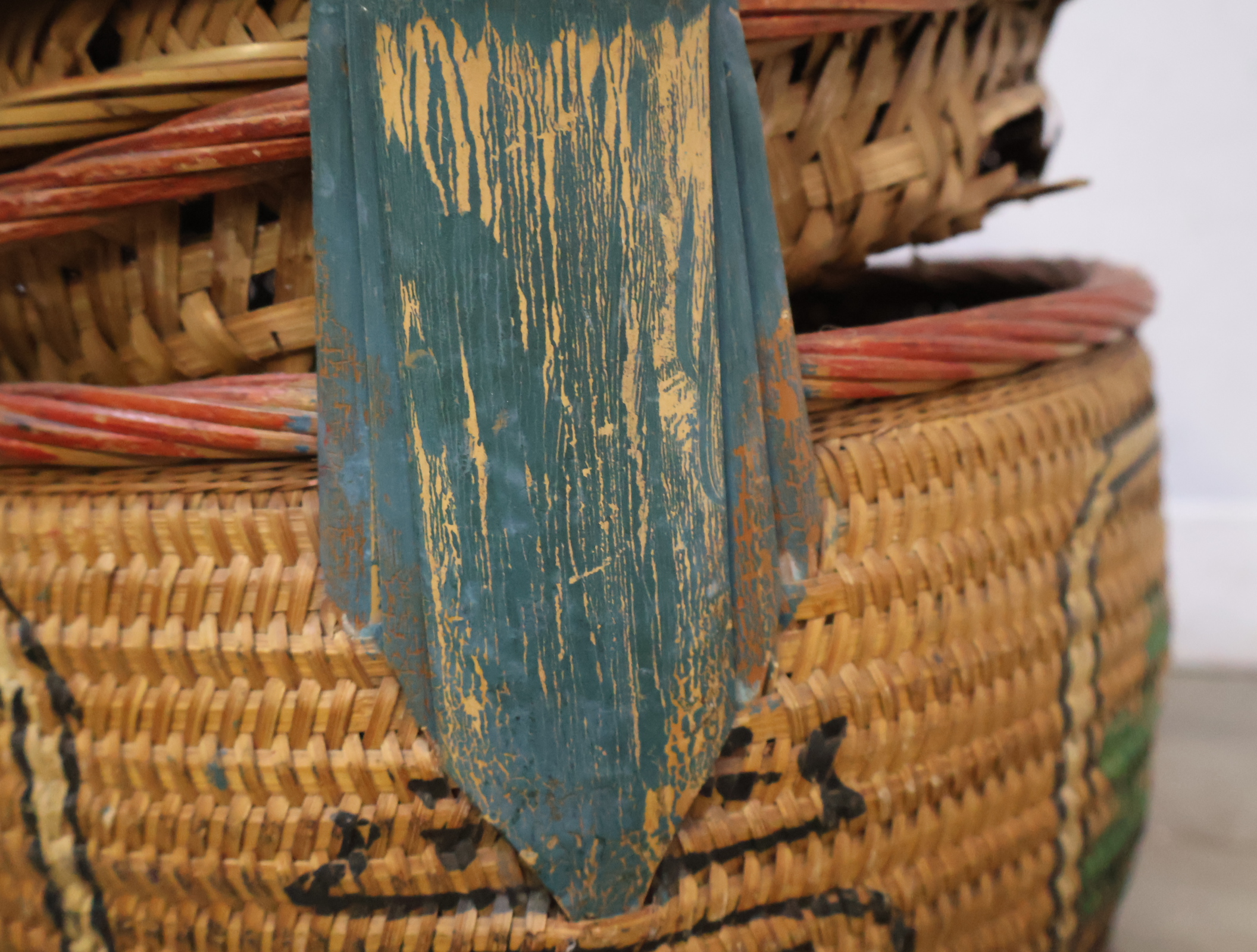Rieten vissersmand met visdecoratie – foto 10 – kavel bij GSD Auctions, Zoeterwoude