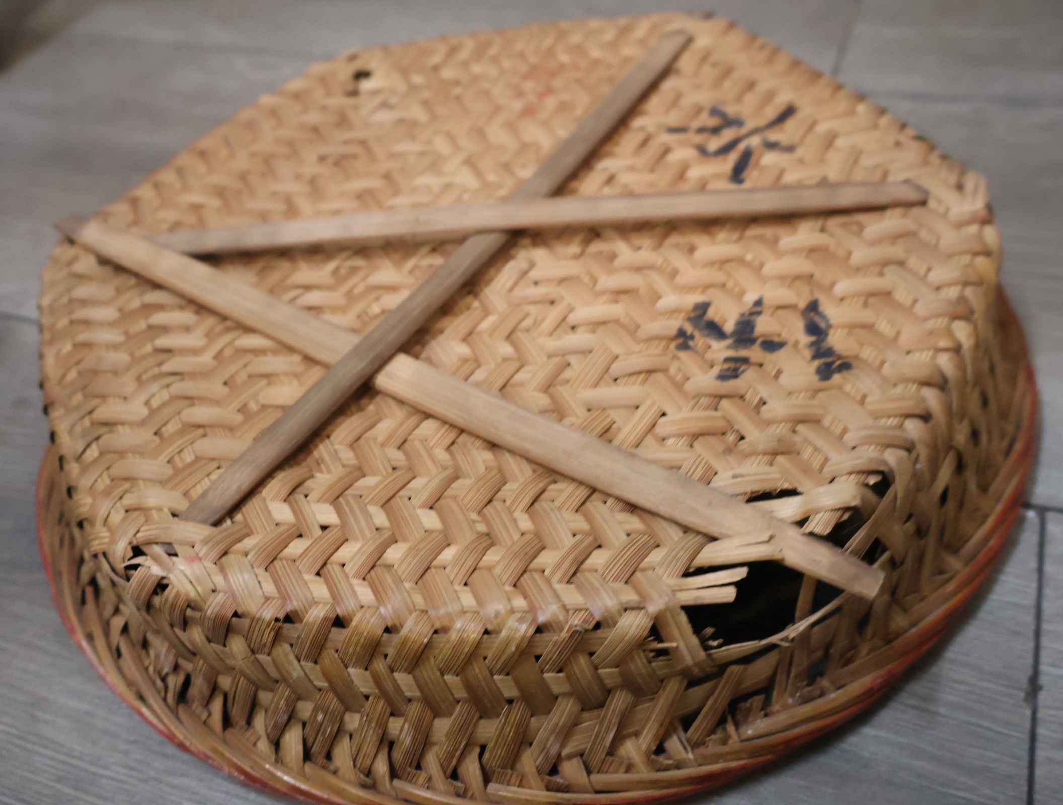 Rieten vissersmand met visdecoratie – foto 15 – kavel bij GSD Auctions, Zoeterwoude