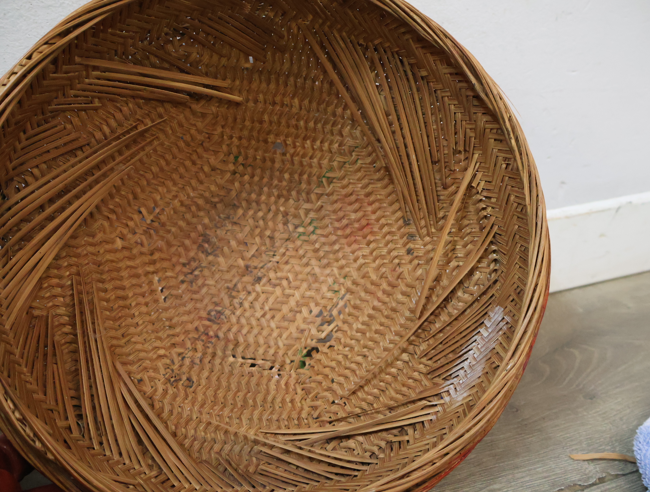 Rieten vissersmand met visdecoratie – foto 16 – kavel bij GSD Auctions, Zoeterwoude