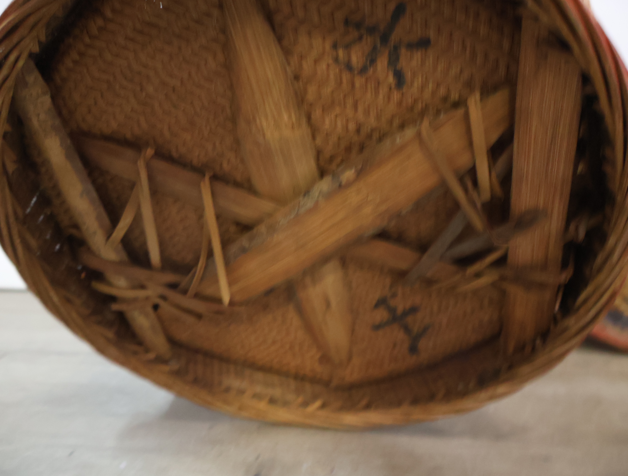 Rieten vissersmand met visdecoratie – foto 18 – kavel bij GSD Auctions, Zoeterwoude
