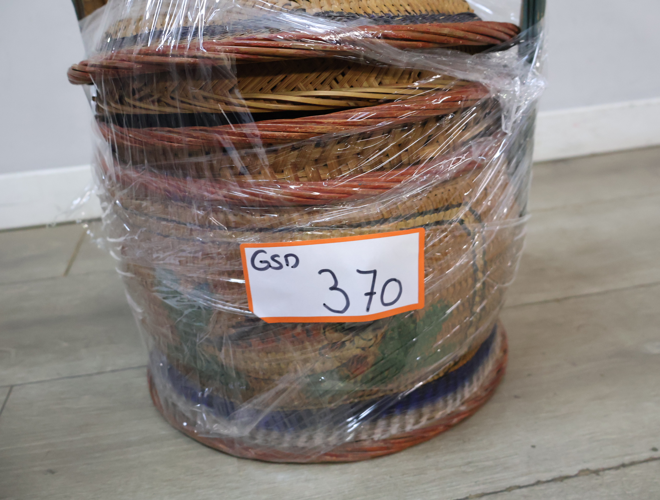 Rieten vissersmand met visdecoratie – foto 23 – kavel bij GSD Auctions, Zoeterwoude