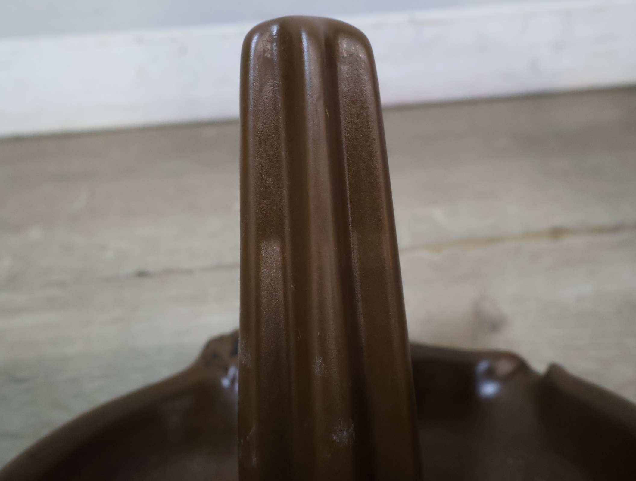 Bruine keramische kippenzit voor in oven of bbq – foto 10 – kavel bij GSD Auctions, Zoeterwoude