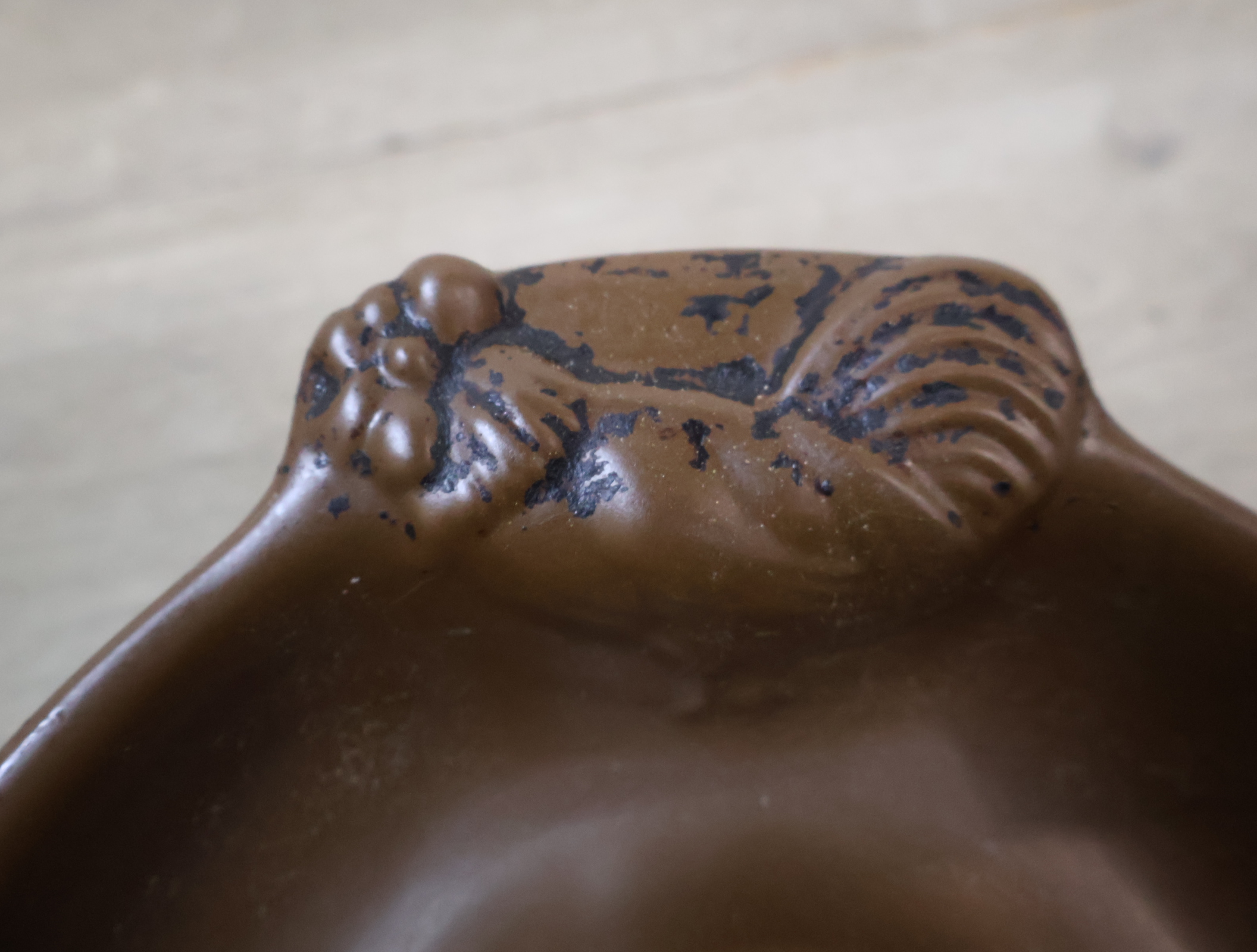 Bruine keramische kippenzit voor in oven of bbq – foto 13 – kavel bij GSD Auctions, Zoeterwoude