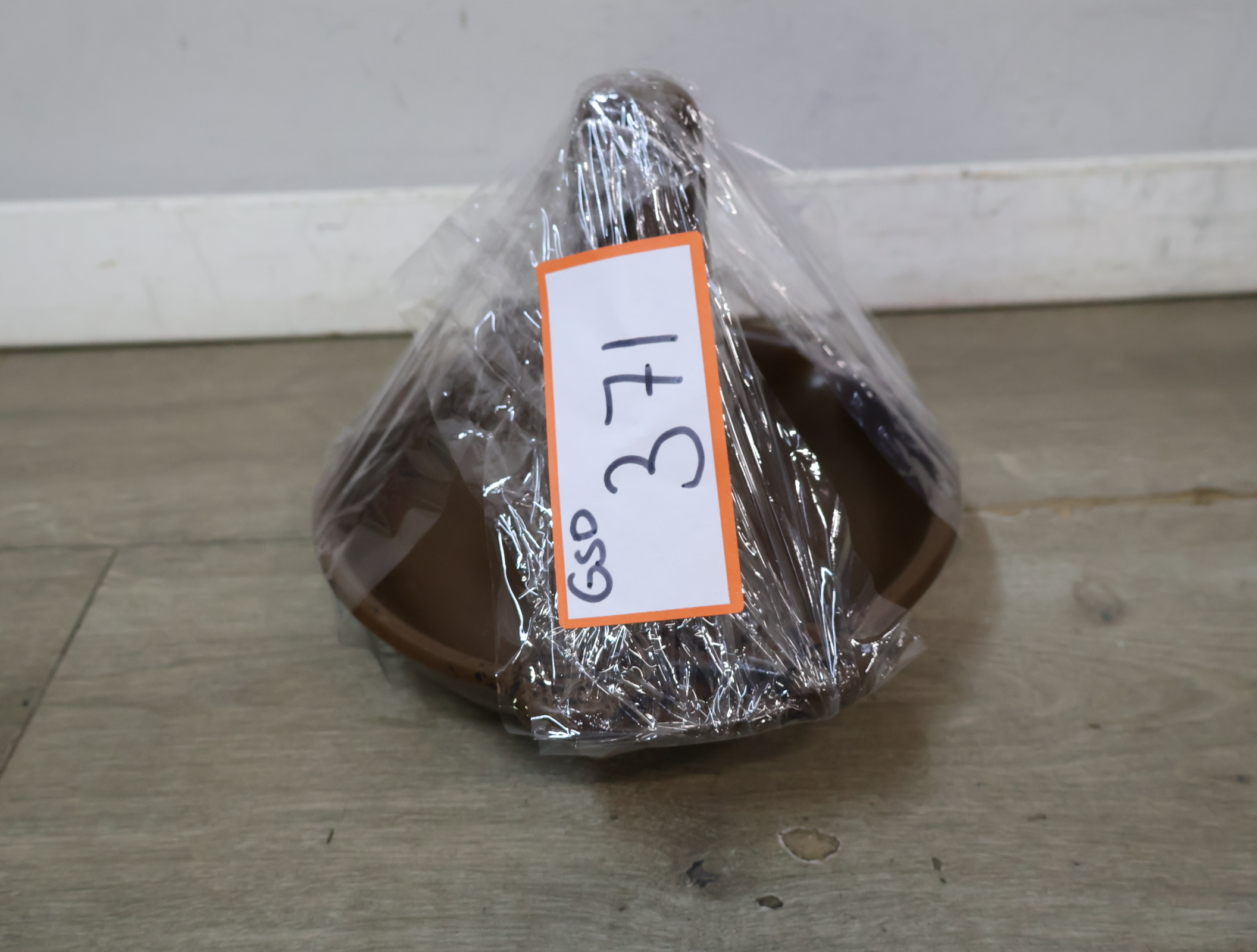 Bruine keramische kippenzit voor in oven of bbq – foto 18 – kavel bij GSD Auctions, Zoeterwoude