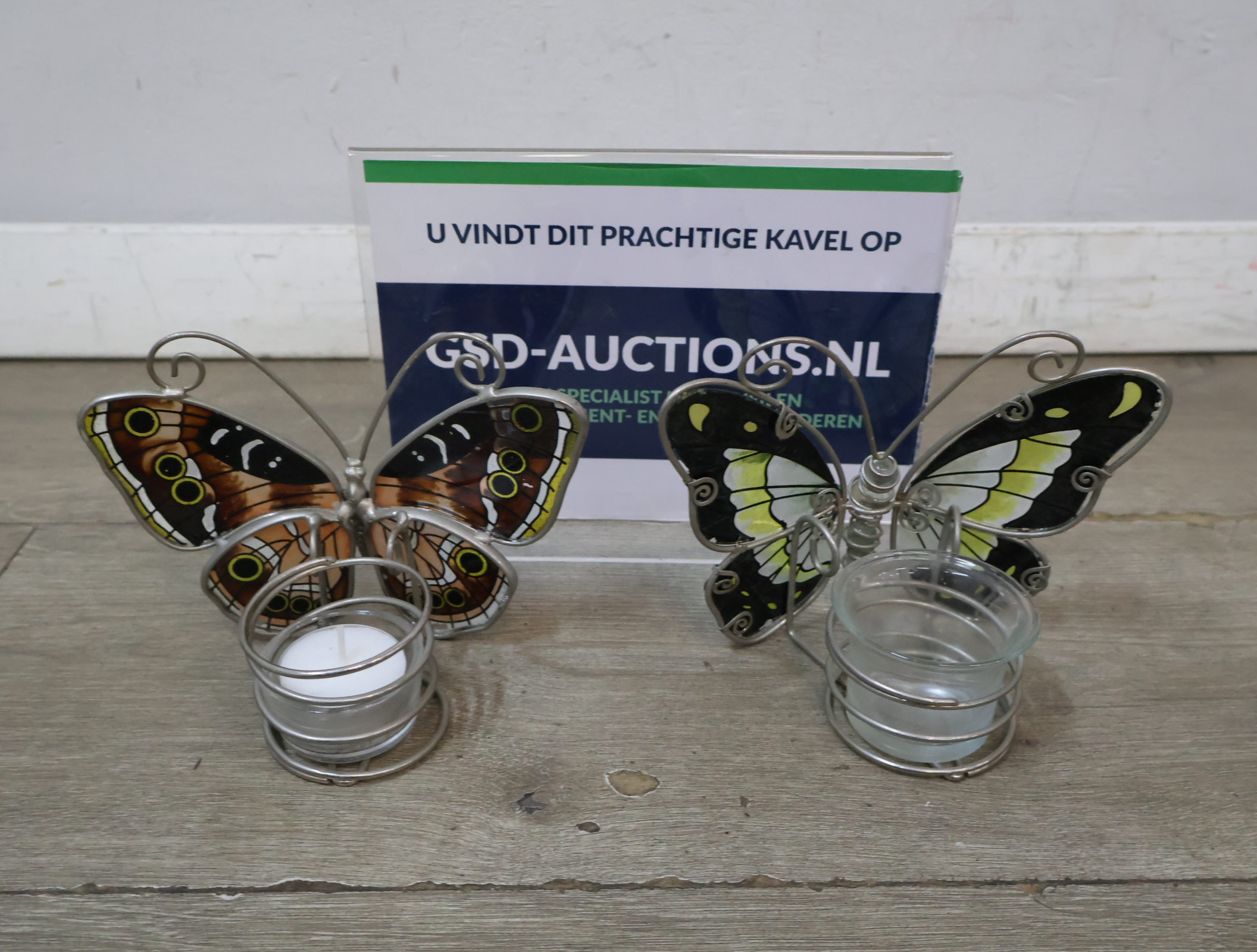 Set metalen vlinderfiguren met gekleurde vleugels, waxinehouders – foto 2 – kavel bij GSD Auctions, Zoeterwoude