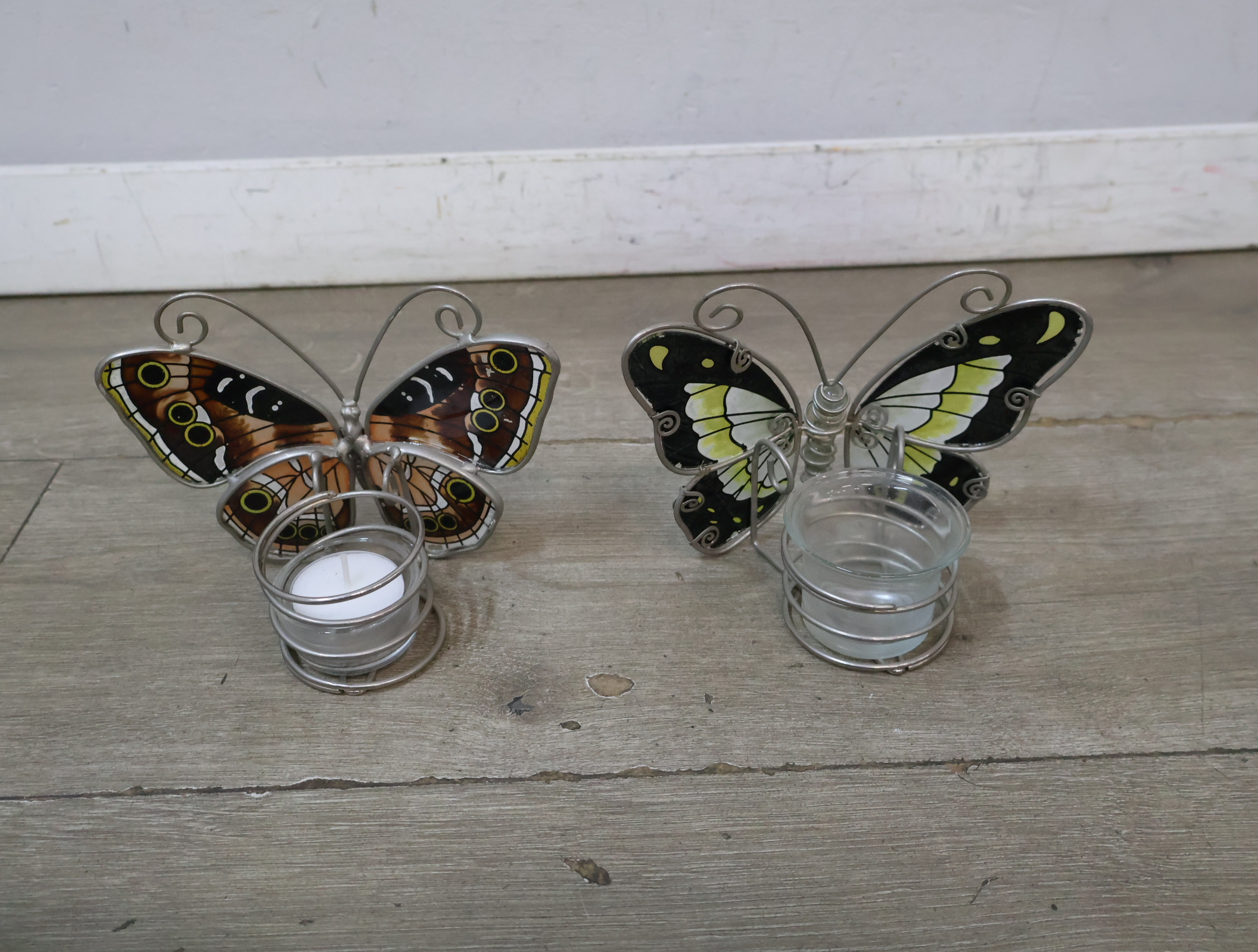 Set metalen vlinderfiguren met gekleurde vleugels, waxinehouders – foto 3 – kavel bij GSD Auctions, Zoeterwoude