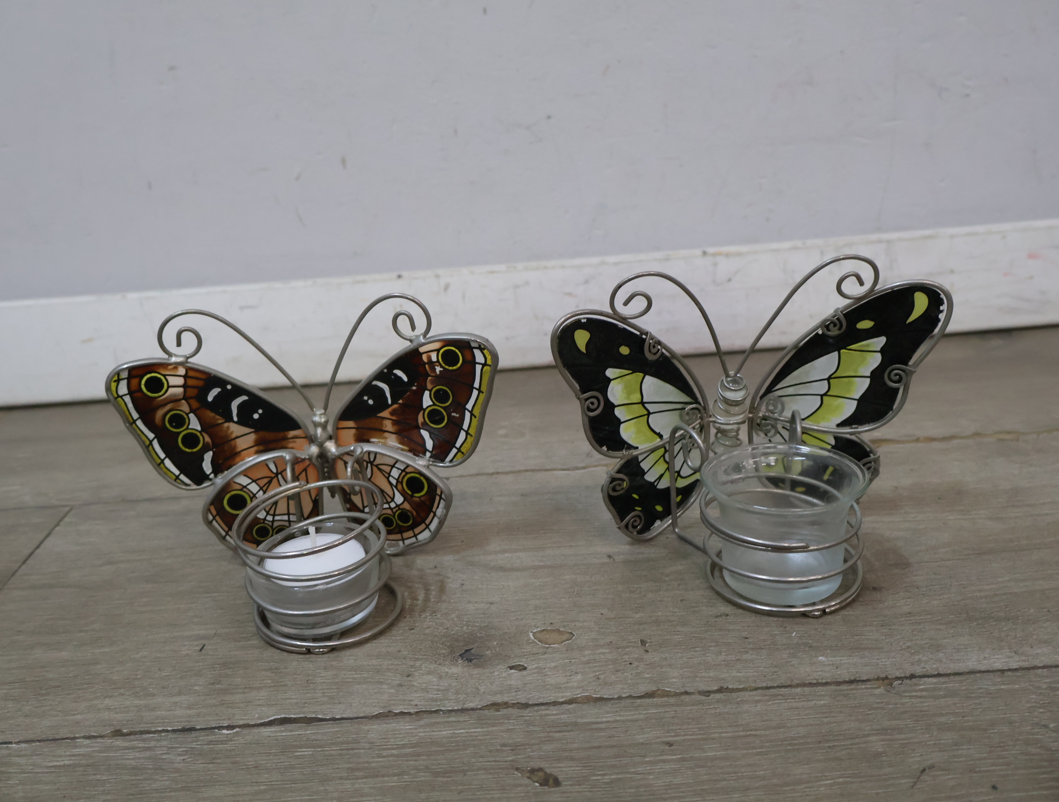Set metalen vlinderfiguren met gekleurde vleugels, waxinehouders – foto 4 – kavel bij GSD Auctions, Zoeterwoude