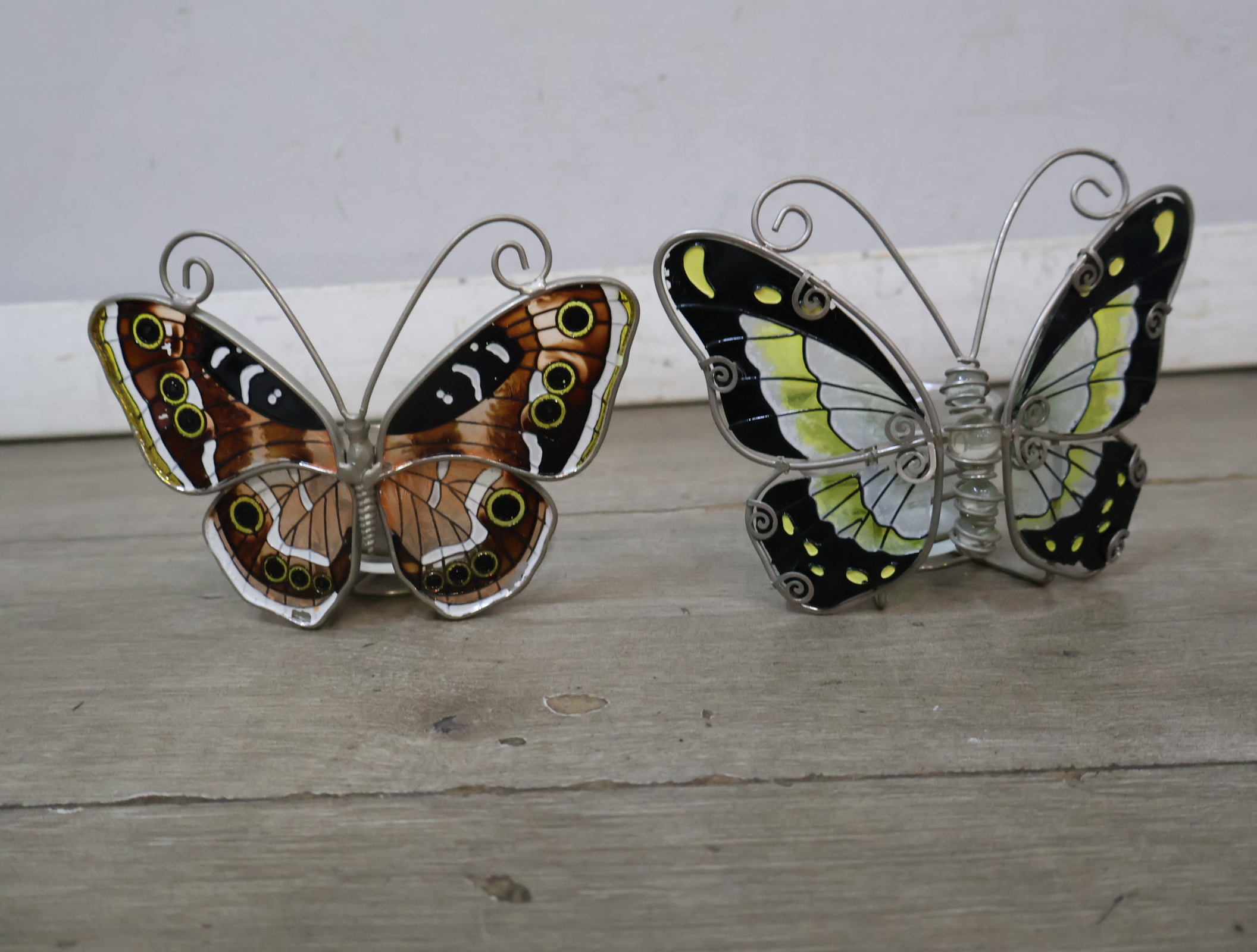 Set metalen vlinderfiguren met gekleurde vleugels, waxinehouders – foto 6 – kavel bij GSD Auctions, Zoeterwoude