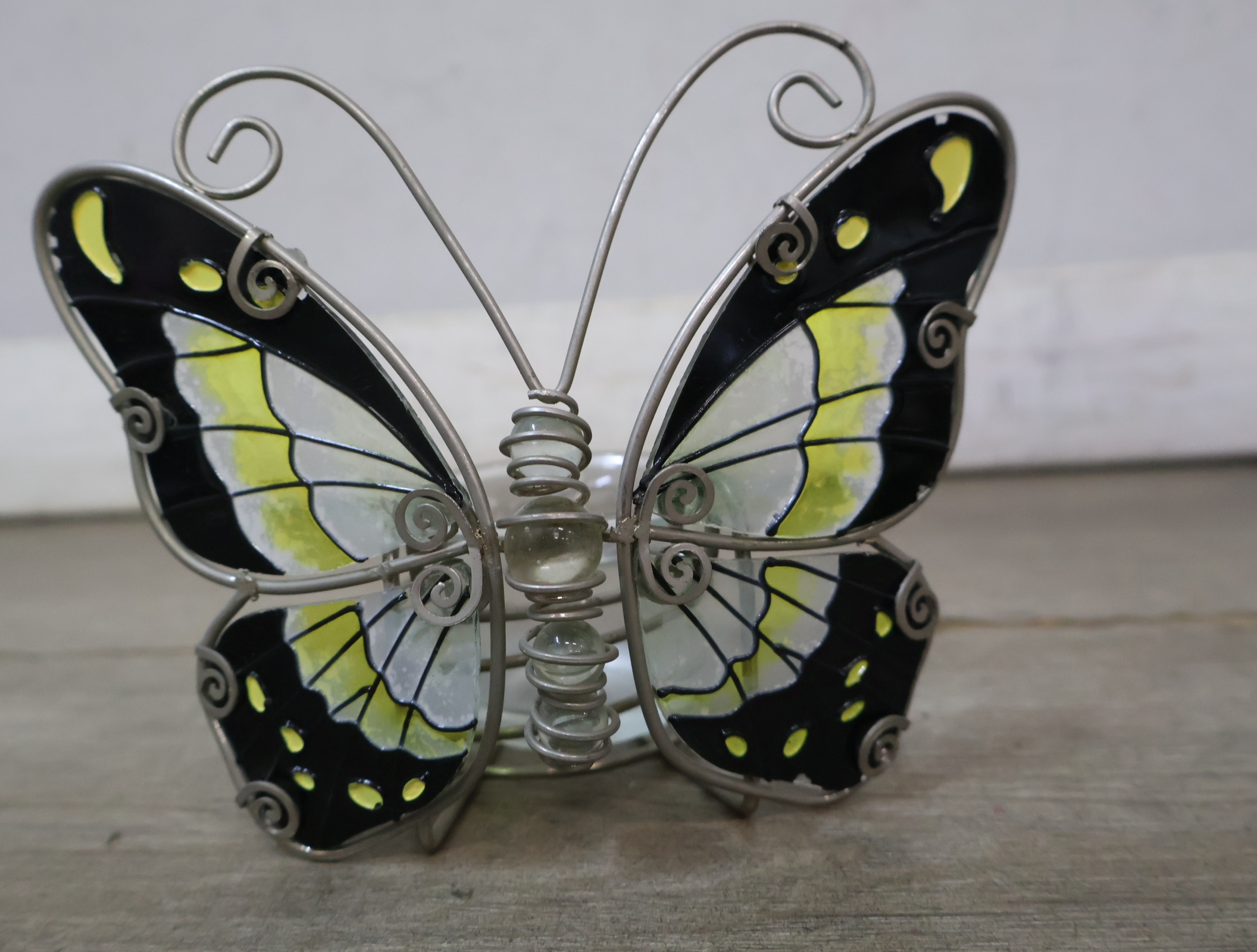 Set metalen vlinderfiguren met gekleurde vleugels, waxinehouders – foto 7 – kavel bij GSD Auctions, Zoeterwoude