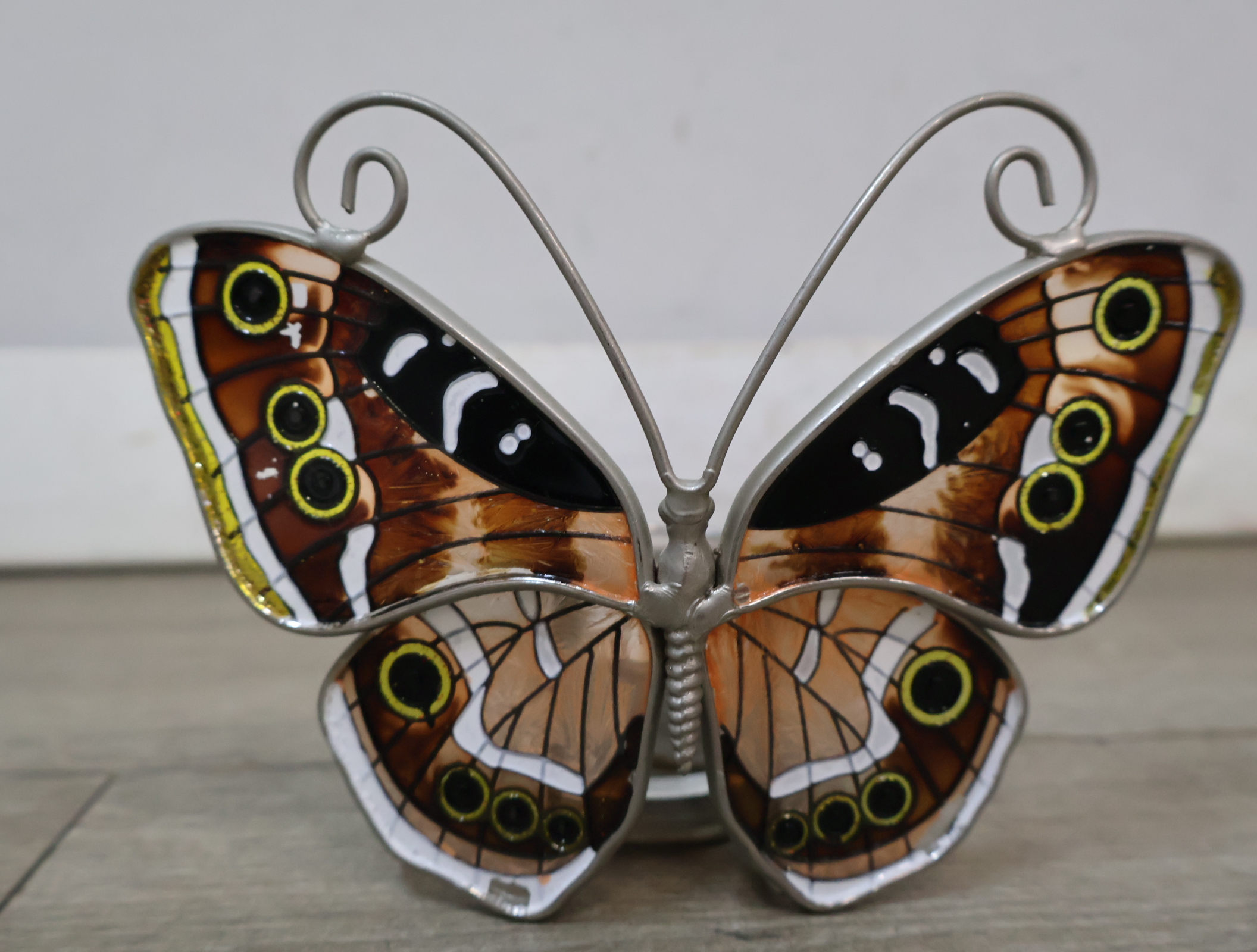 Set metalen vlinderfiguren met gekleurde vleugels, waxinehouders – foto 8 – kavel bij GSD Auctions, Zoeterwoude