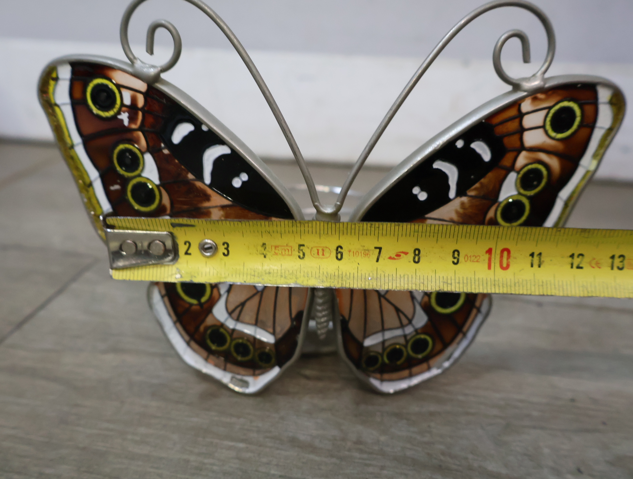 Set metalen vlinderfiguren met gekleurde vleugels, waxinehouders – foto 12 – kavel bij GSD Auctions, Zoeterwoude