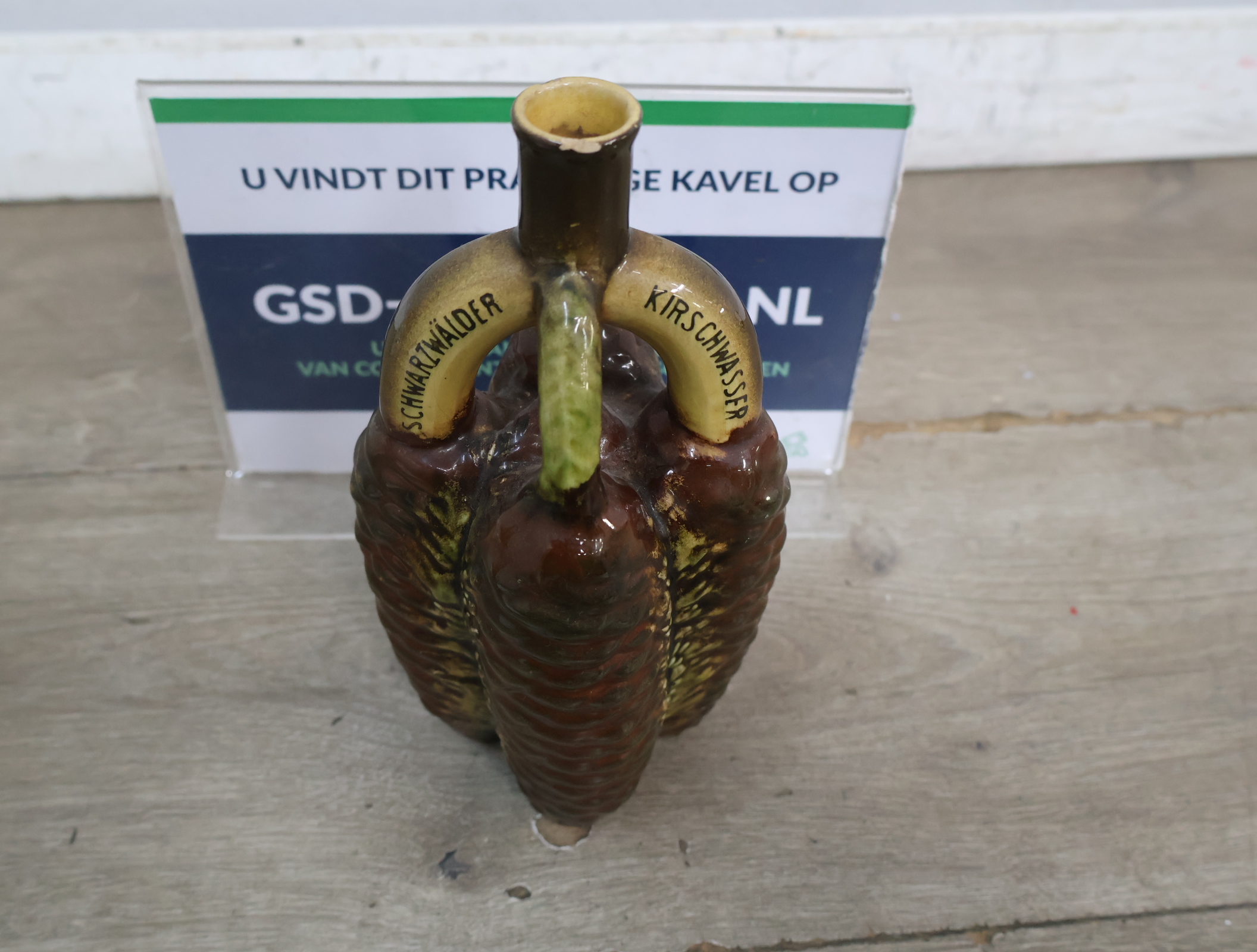Ceramische Schwarzwälder Kirschwasser fles in dennenappelvorm – foto 2 – kavel bij GSD Auctions, Zoeterwoude