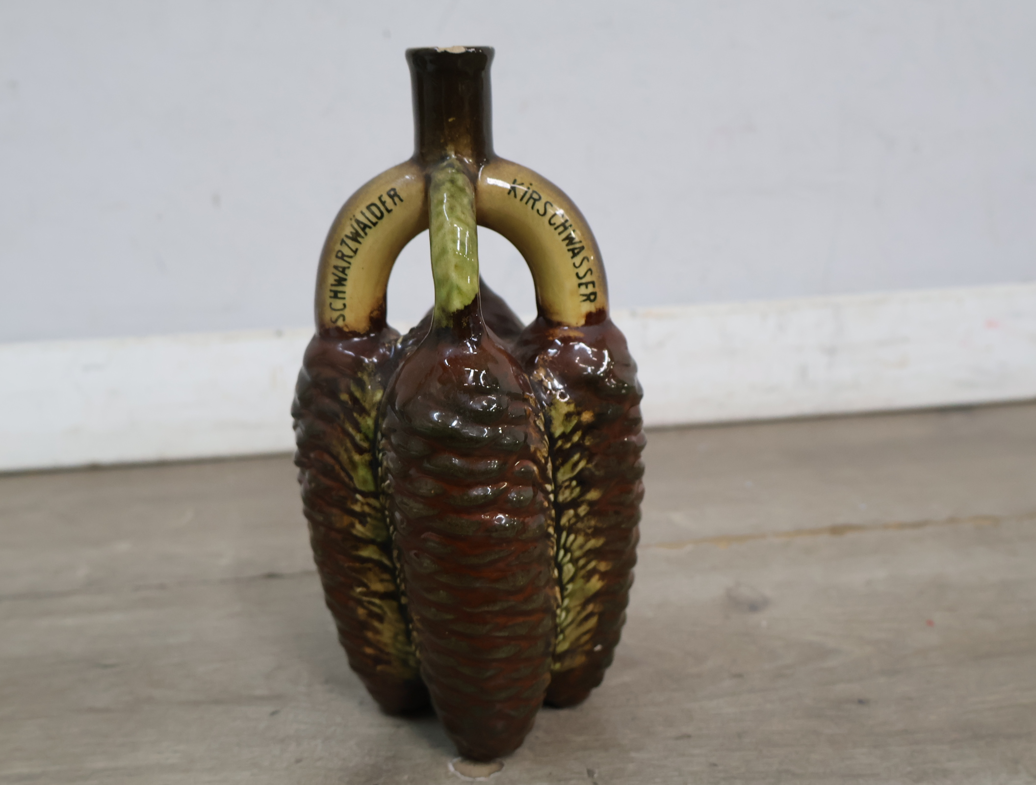 Ceramische Schwarzwälder Kirschwasser fles in dennenappelvorm – foto 3 – kavel bij GSD Auctions, Zoeterwoude