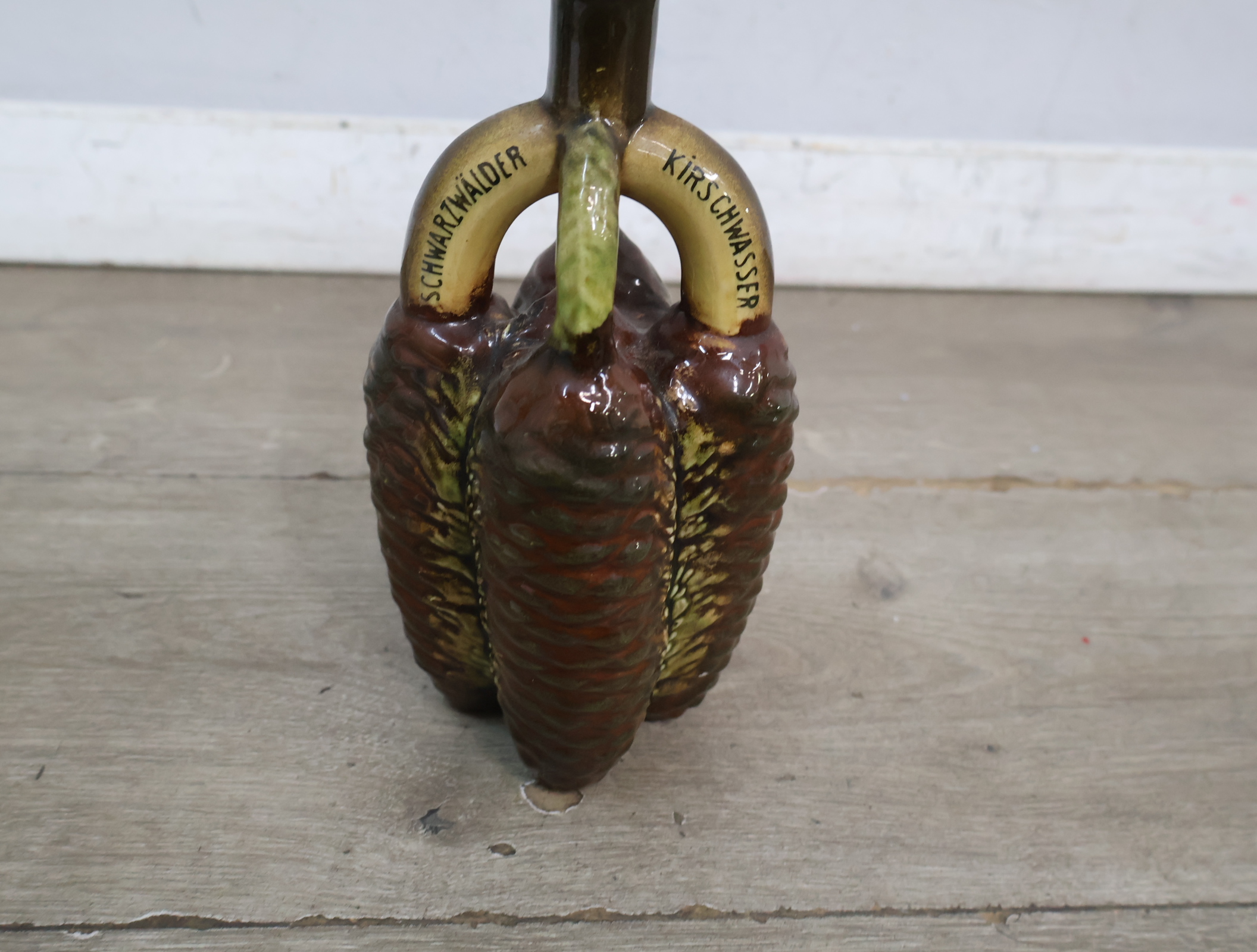 Ceramische Schwarzwälder Kirschwasser fles in dennenappelvorm – foto 4 – kavel bij GSD Auctions, Zoeterwoude