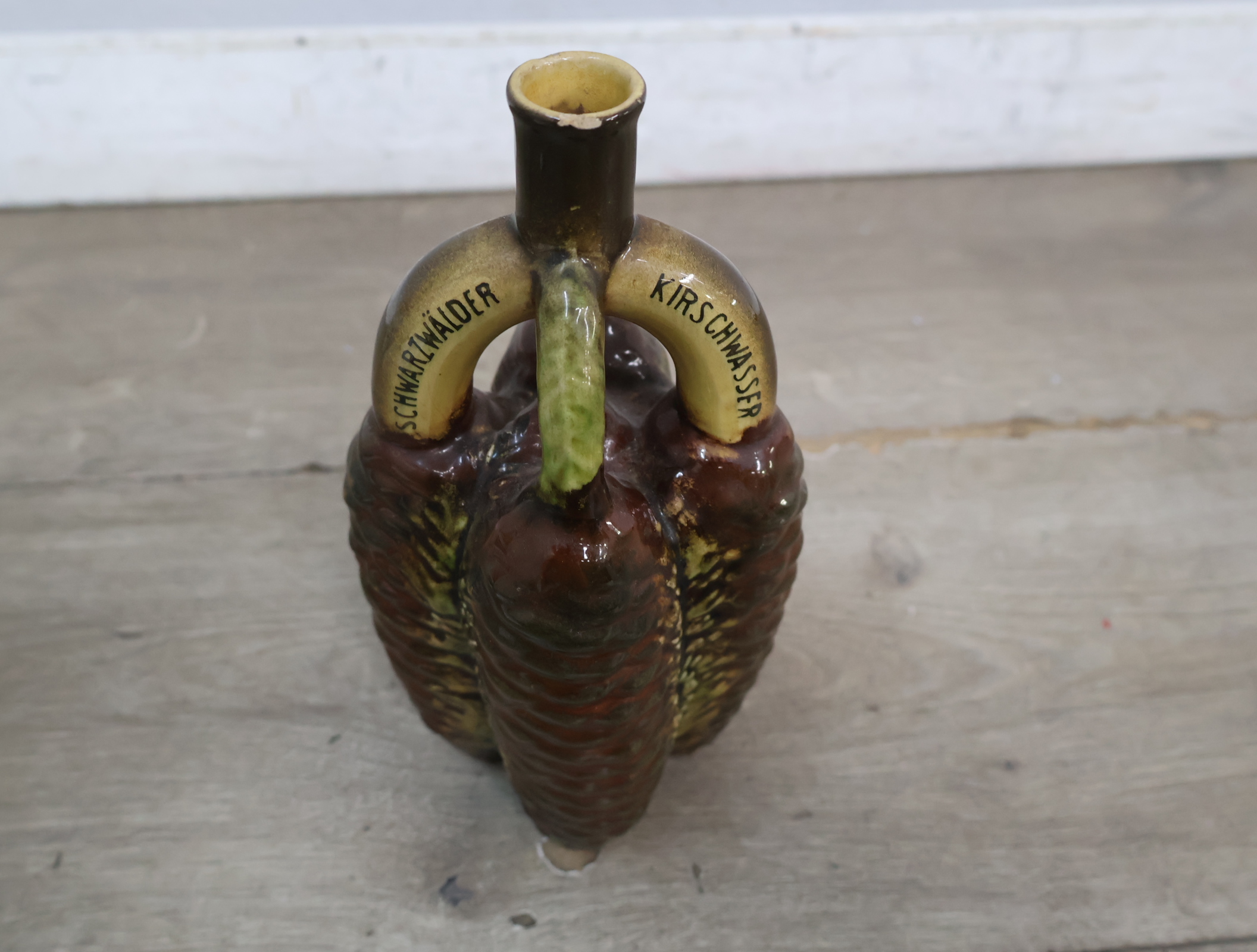 Ceramische Schwarzwälder Kirschwasser fles in dennenappelvorm – foto 5 – kavel bij GSD Auctions, Zoeterwoude