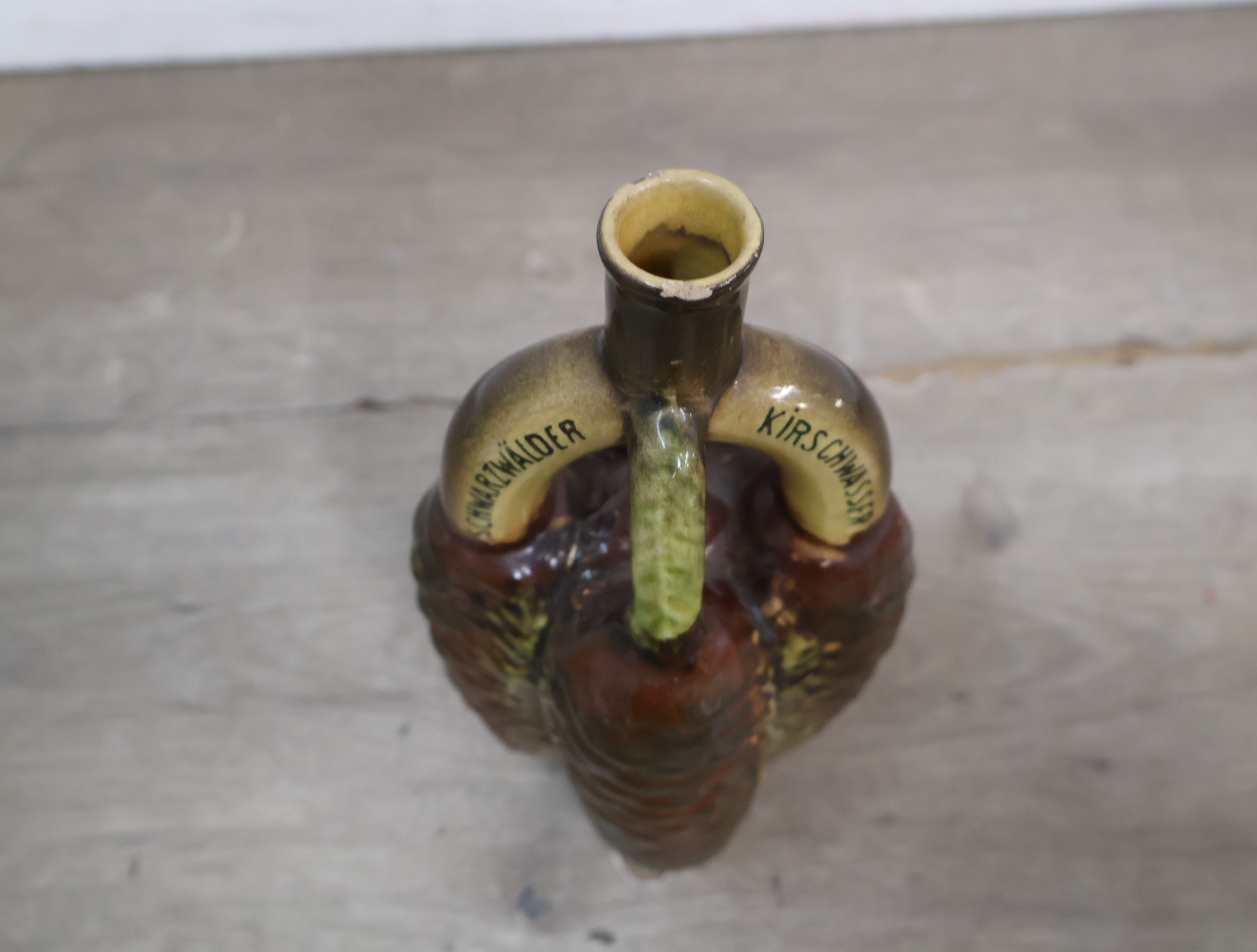 Ceramische Schwarzwälder Kirschwasser fles in dennenappelvorm – foto 6 – kavel bij GSD Auctions, Zoeterwoude