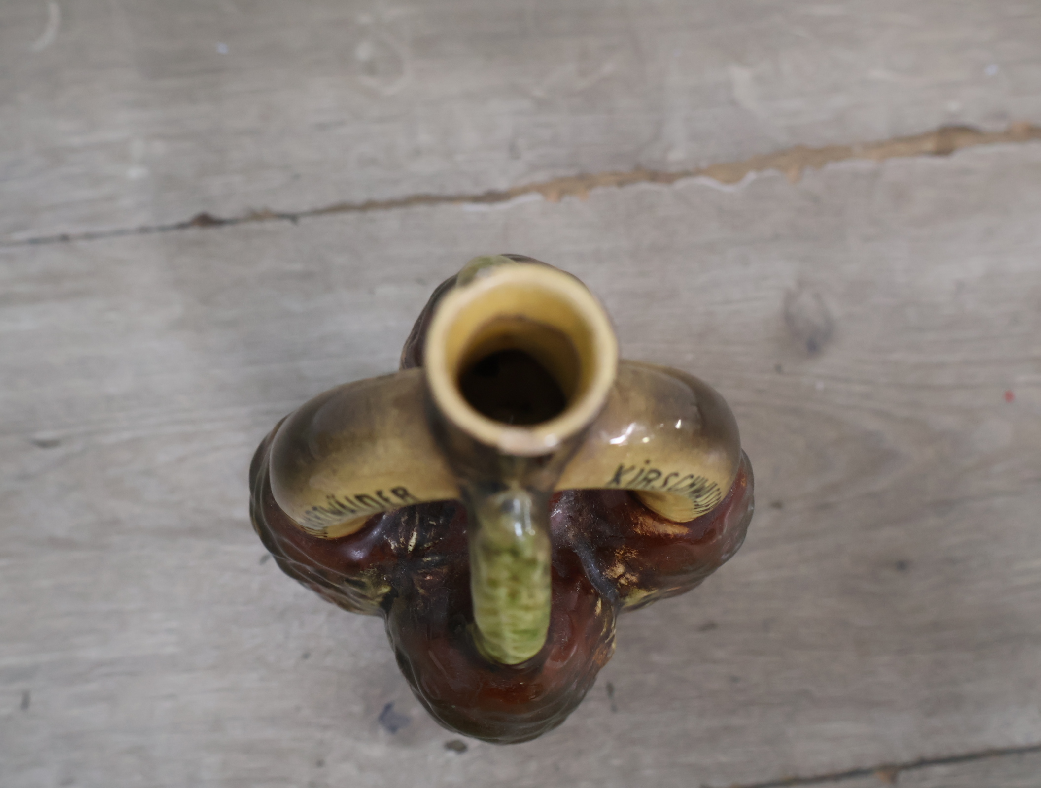 Ceramische Schwarzwälder Kirschwasser fles in dennenappelvorm – foto 7 – kavel bij GSD Auctions, Zoeterwoude