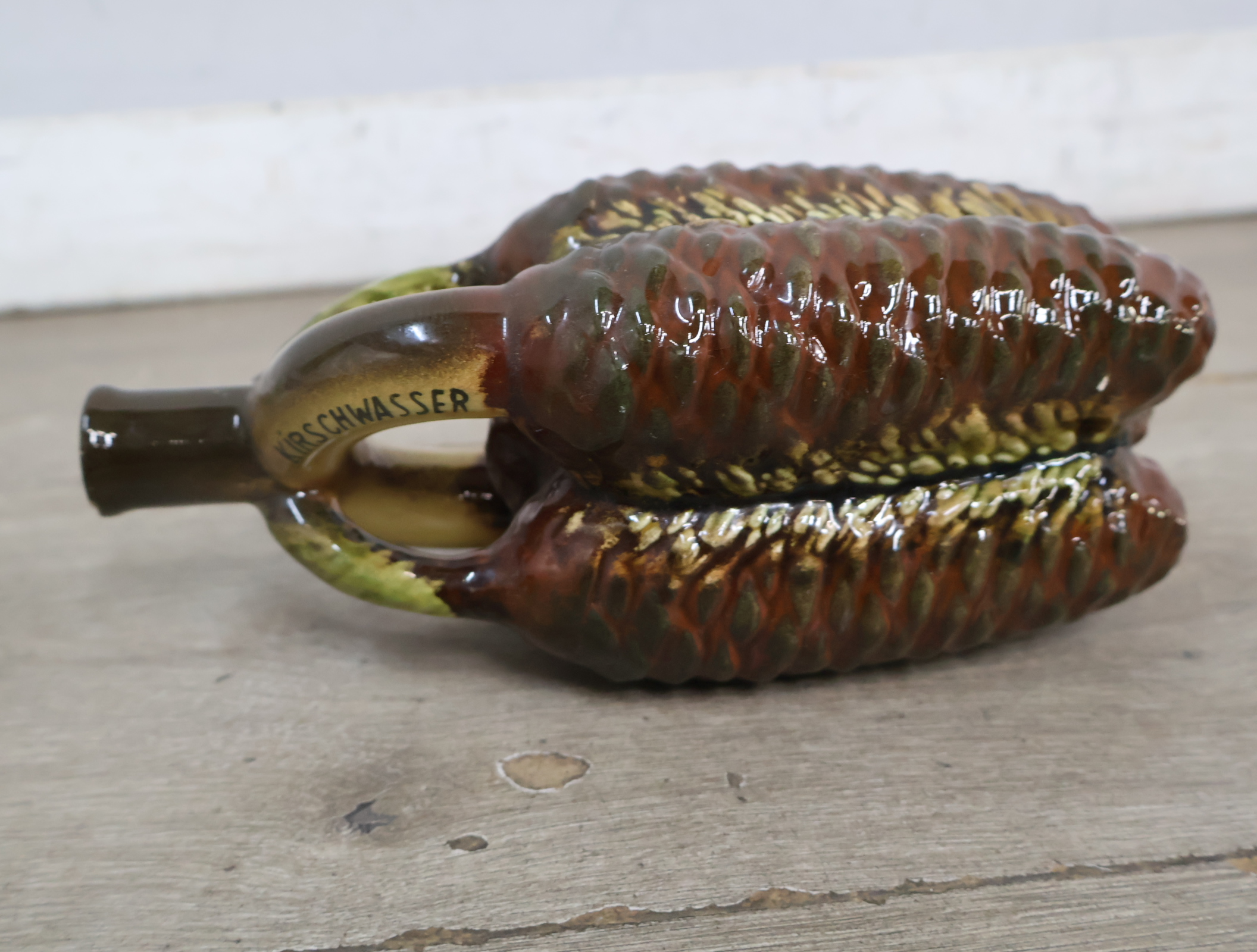 Ceramische Schwarzwälder Kirschwasser fles in dennenappelvorm – foto 8 – kavel bij GSD Auctions, Zoeterwoude