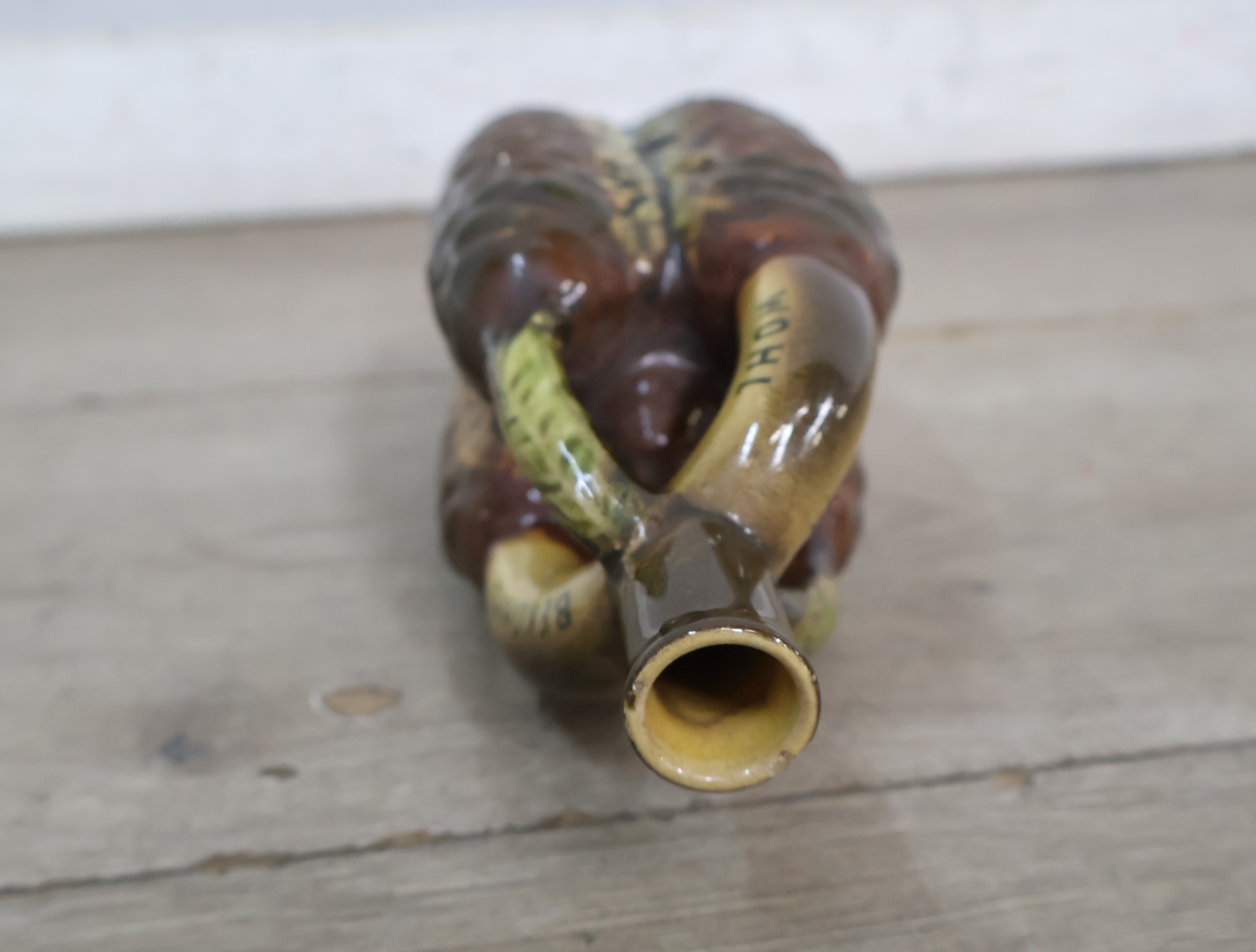 Ceramische Schwarzwälder Kirschwasser fles in dennenappelvorm – foto 9 – kavel bij GSD Auctions, Zoeterwoude