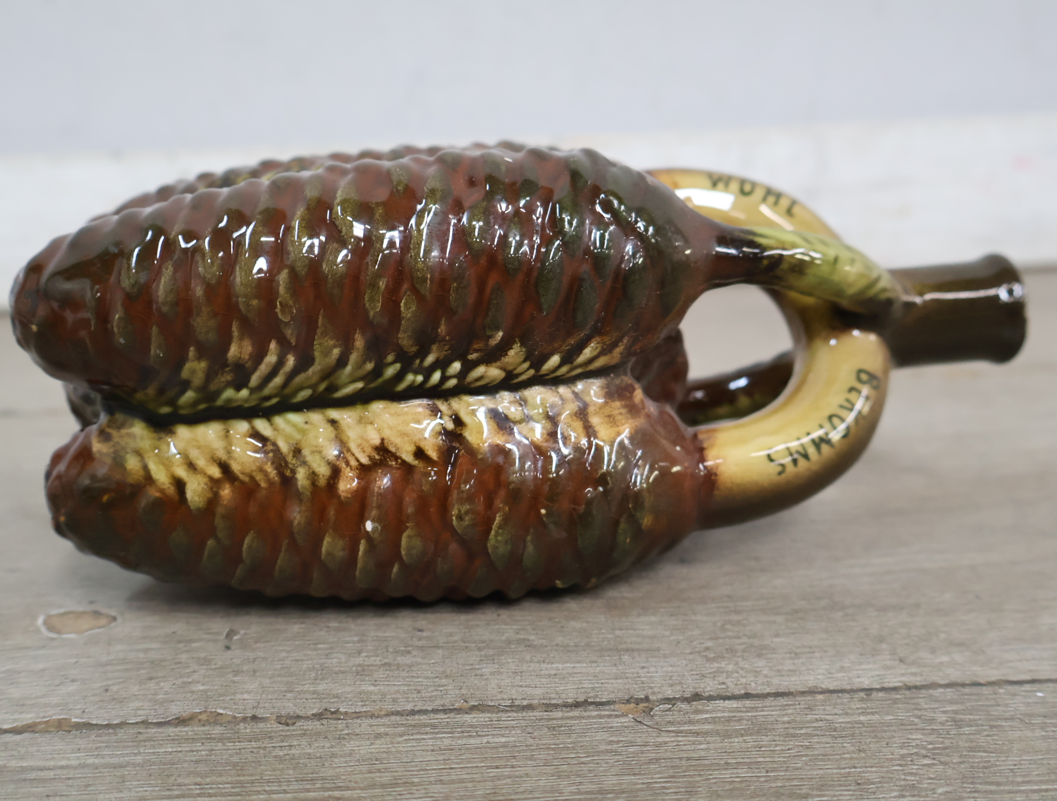 Ceramische Schwarzwälder Kirschwasser fles in dennenappelvorm – foto 10 – kavel bij GSD Auctions, Zoeterwoude