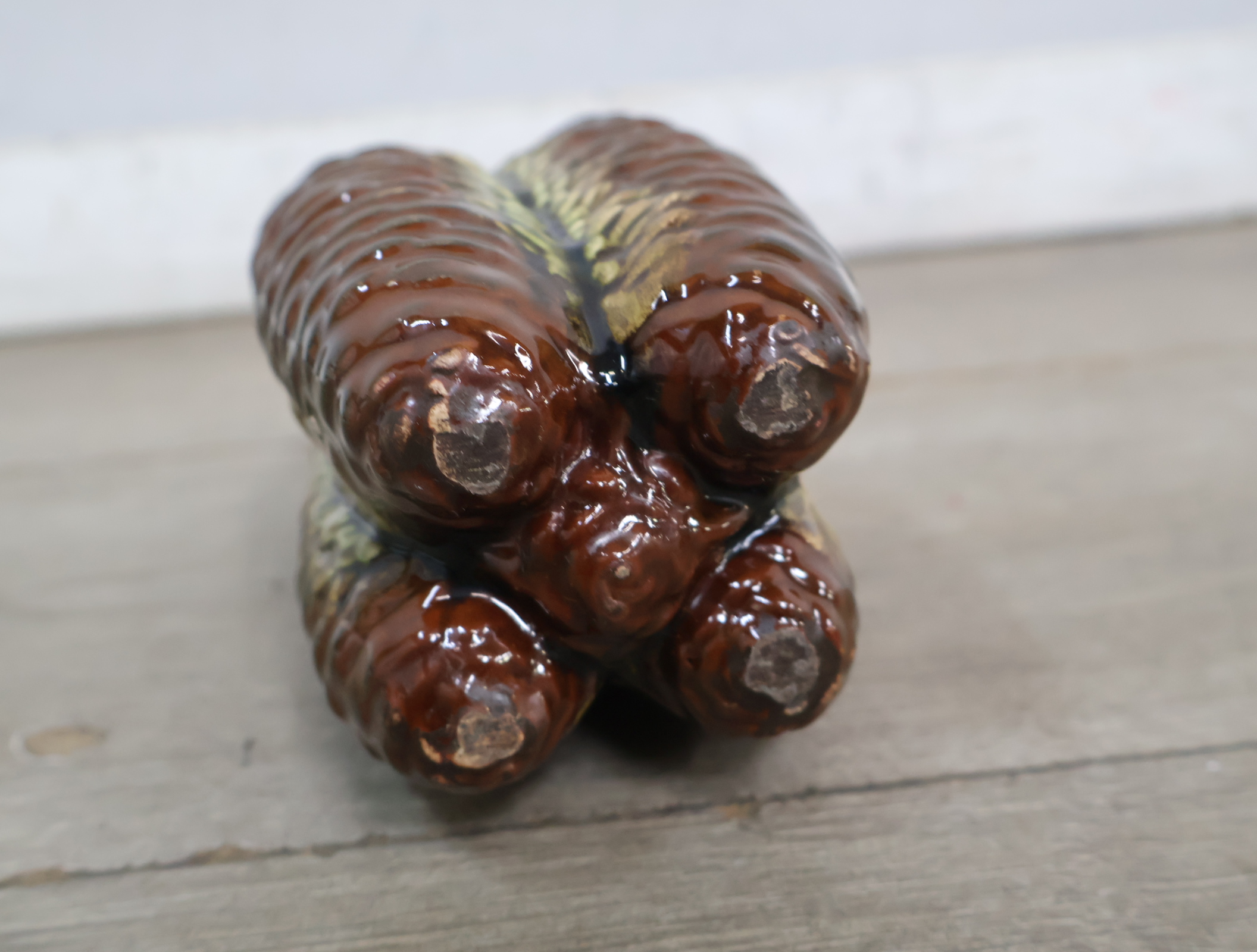 Ceramische Schwarzwälder Kirschwasser fles in dennenappelvorm – foto 11 – kavel bij GSD Auctions, Zoeterwoude