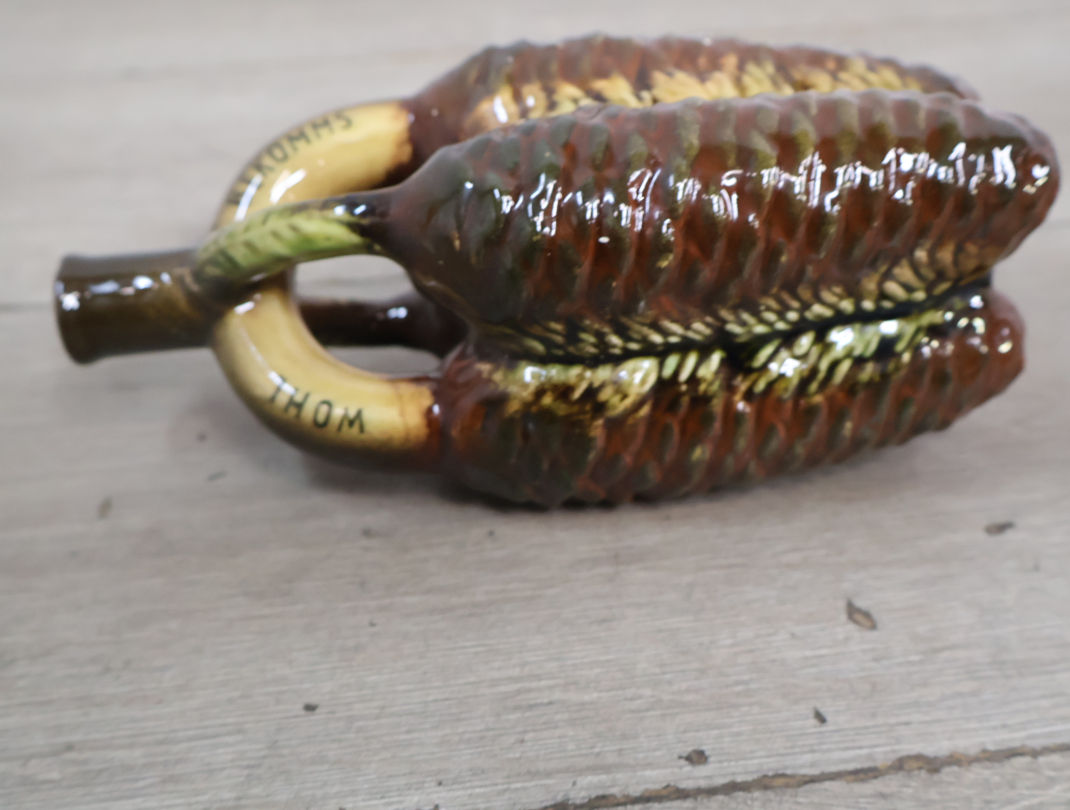 Ceramische Schwarzwälder Kirschwasser fles in dennenappelvorm – foto 12 – kavel bij GSD Auctions, Zoeterwoude