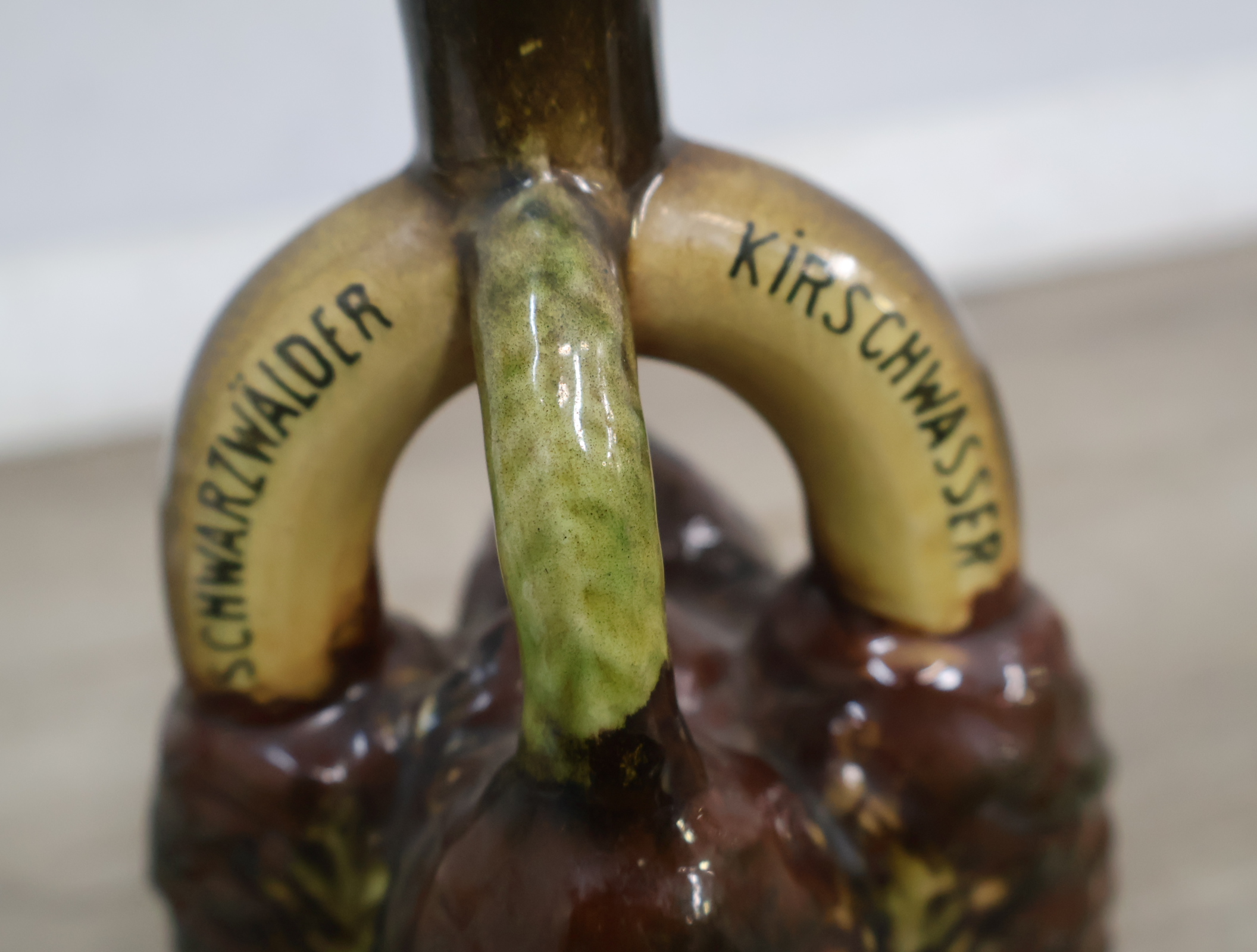 Ceramische Schwarzwälder Kirschwasser fles in dennenappelvorm – foto 14 – kavel bij GSD Auctions, Zoeterwoude