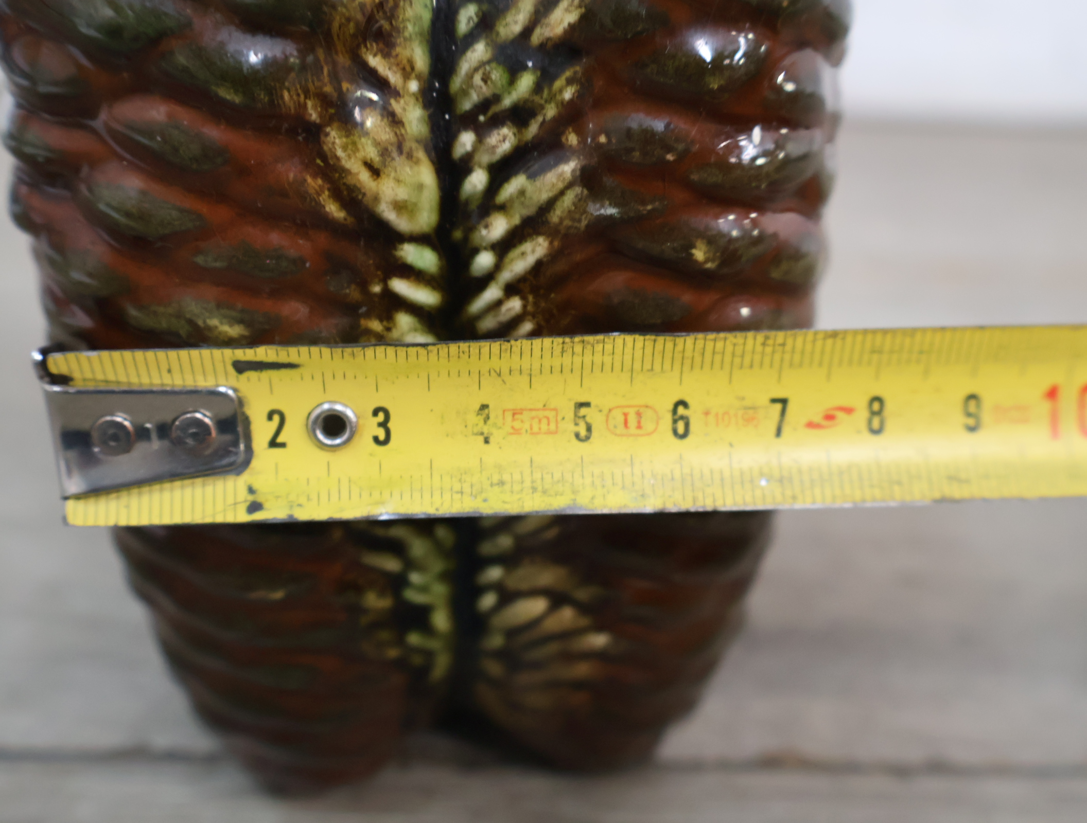 Ceramische Schwarzwälder Kirschwasser fles in dennenappelvorm – foto 16 – kavel bij GSD Auctions, Zoeterwoude