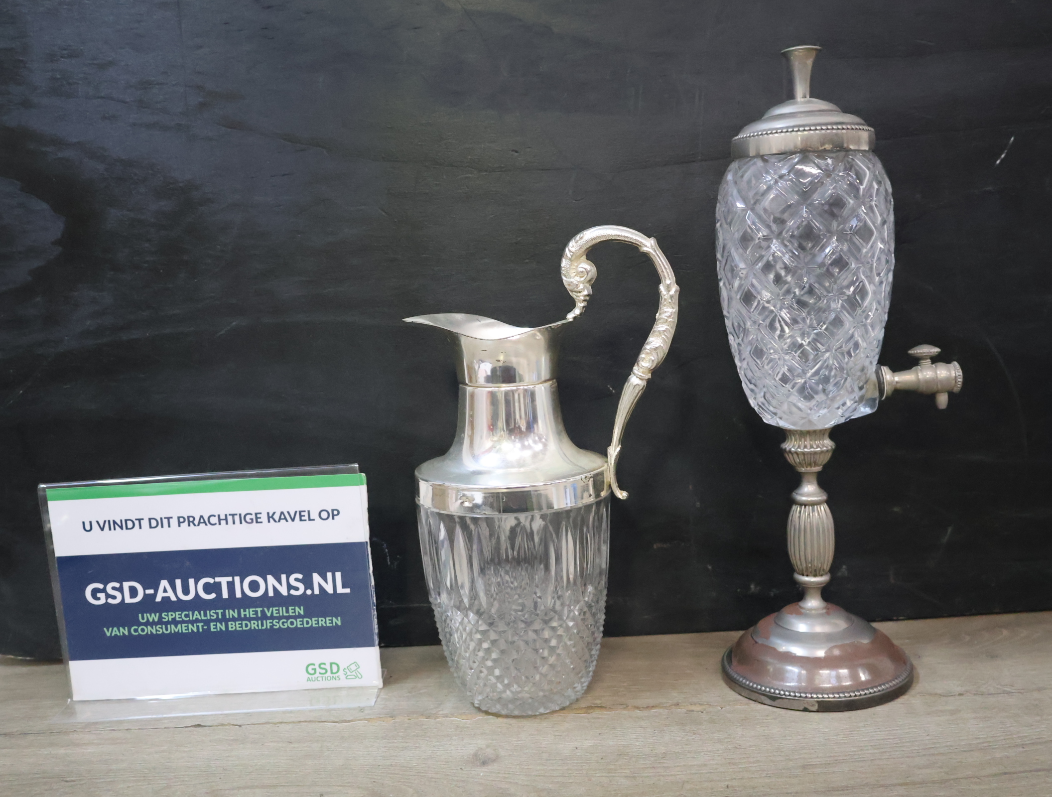 Kristallen behuizing met verzilverde kan en dispenser – foto 2 – kavel bij GSD Auctions, Zoeterwoude