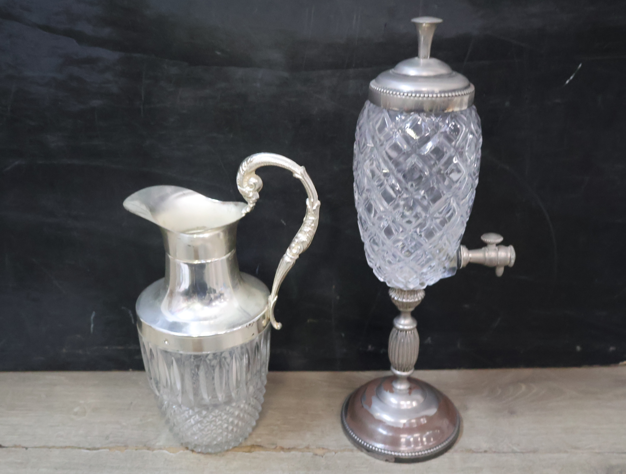 Kristallen behuizing met verzilverde kan en dispenser – foto 3 – kavel bij GSD Auctions, Zoeterwoude