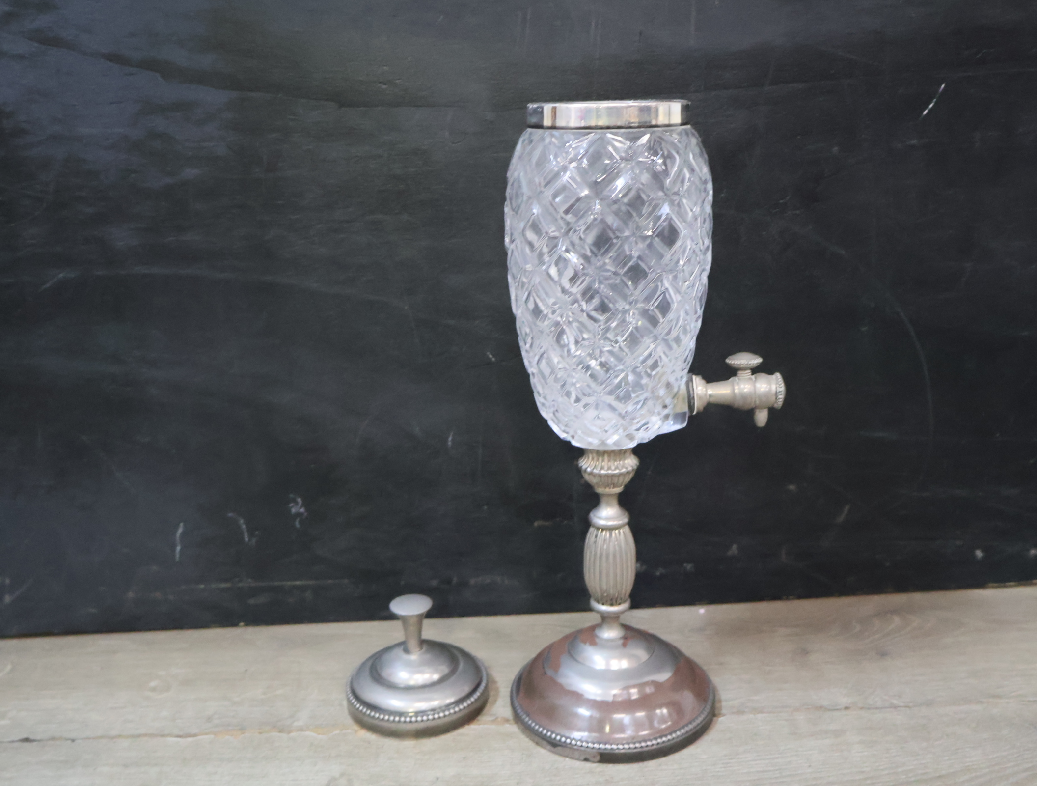 Kristallen behuizing met verzilverde kan en dispenser – foto 5 – kavel bij GSD Auctions, Zoeterwoude