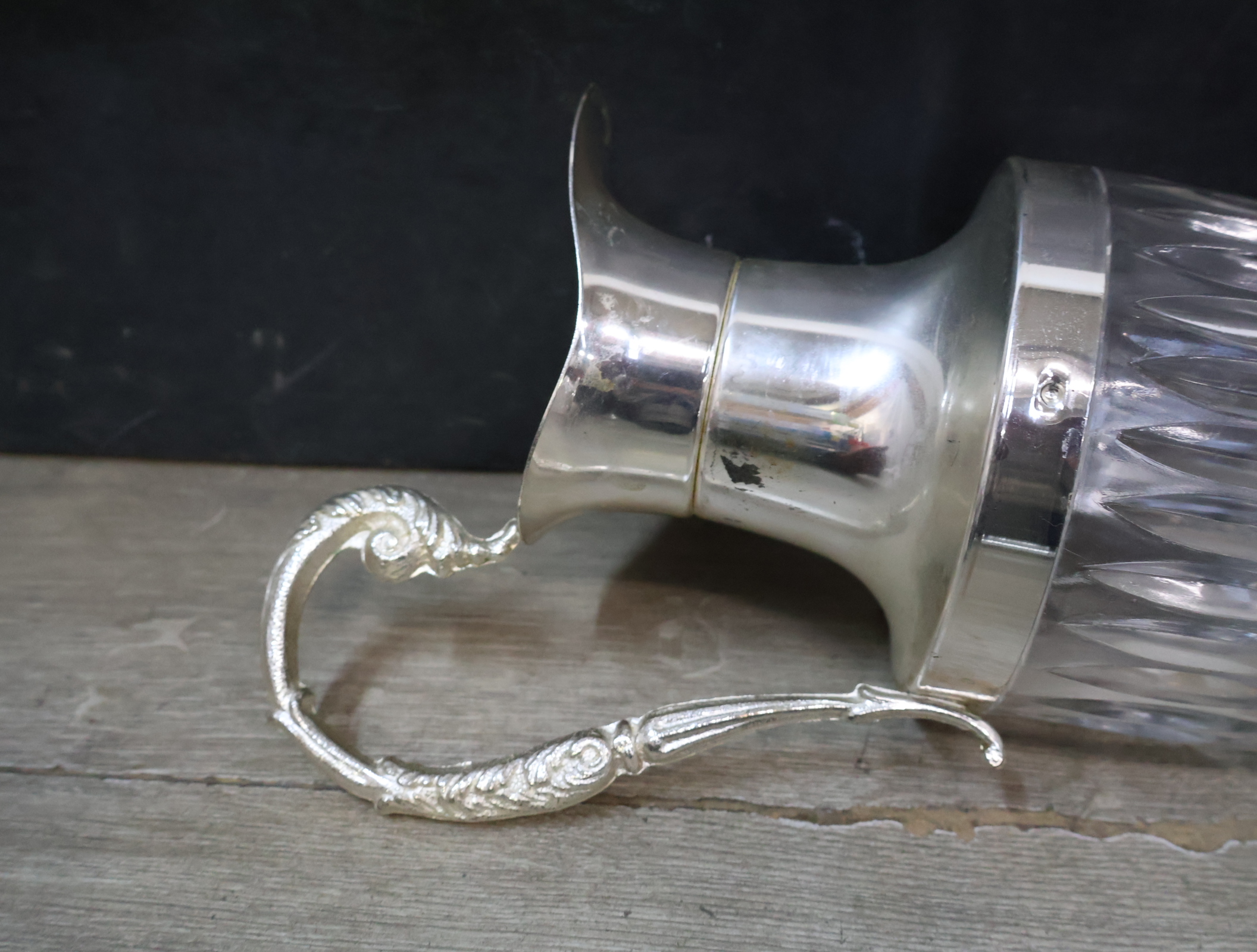 Kristallen behuizing met verzilverde kan en dispenser – foto 10 – kavel bij GSD Auctions, Zoeterwoude