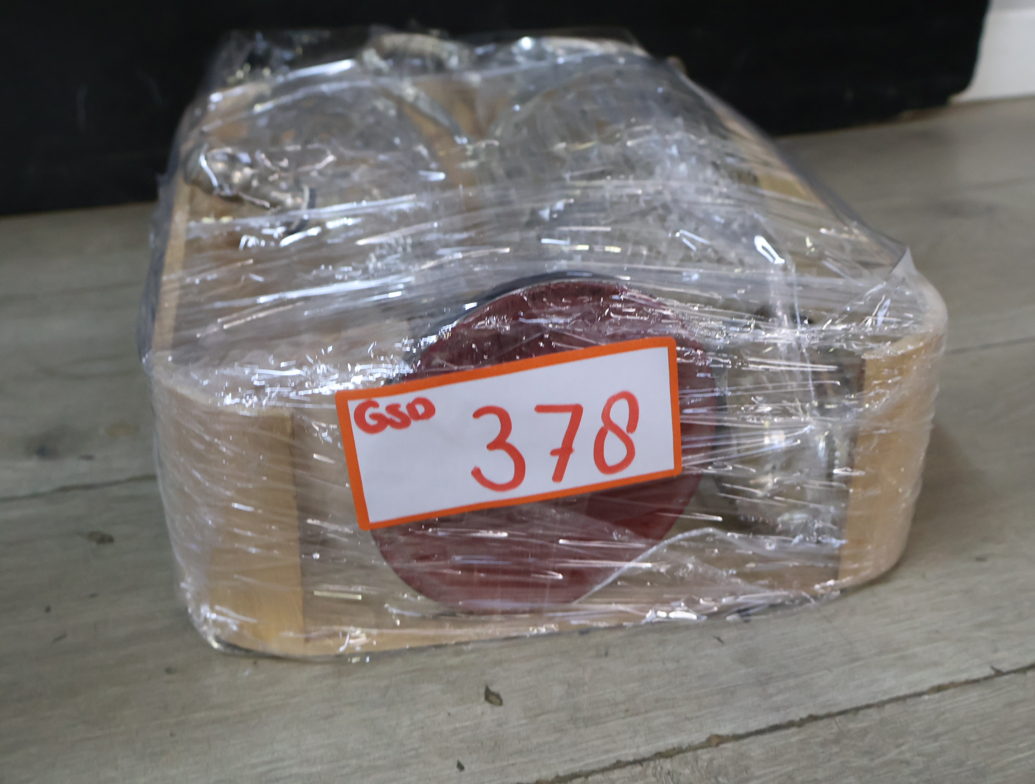 Kristallen behuizing met verzilverde kan en dispenser – foto 17 – kavel bij GSD Auctions, Zoeterwoude