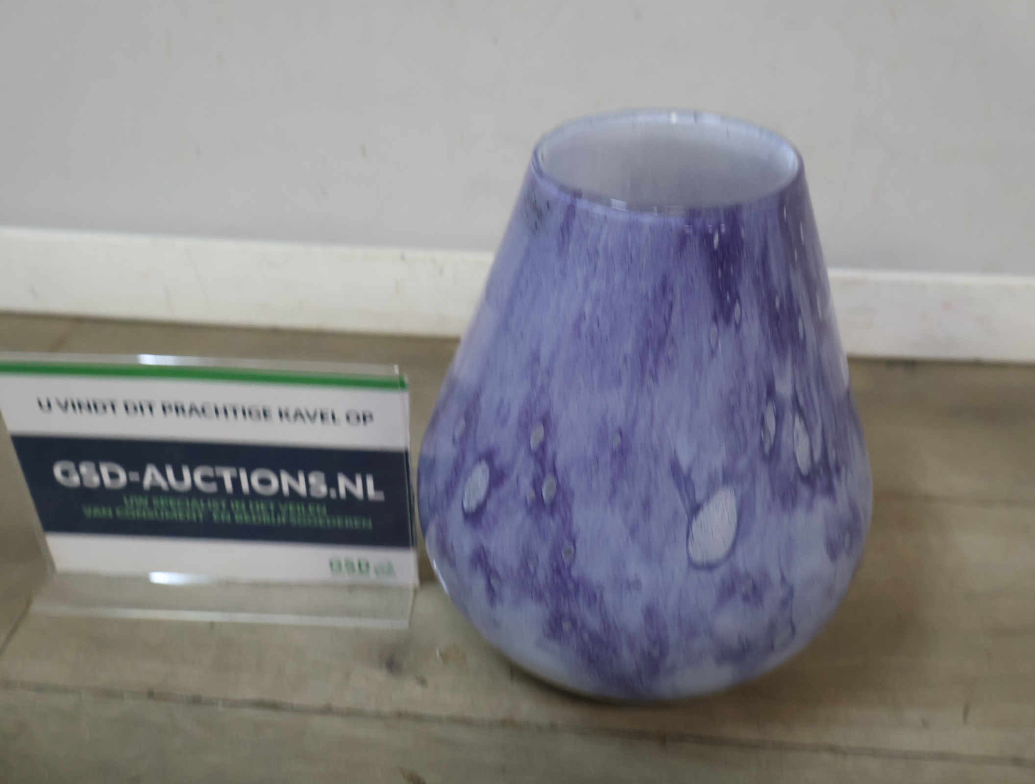 Blauwe glazen vaas met patroon – foto 2 – kavel bij GSD Auctions, Zoeterwoude