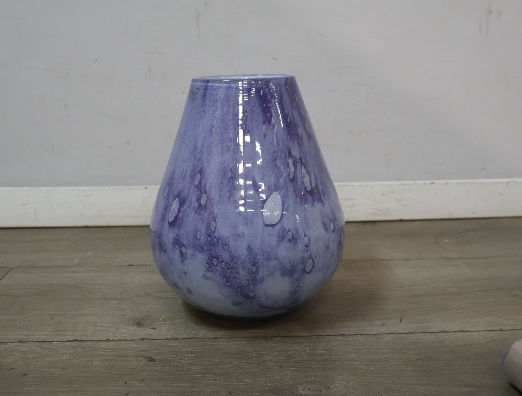 Blauwe glazen vaas met patroon – foto 3 – kavel bij GSD Auctions, Zoeterwoude