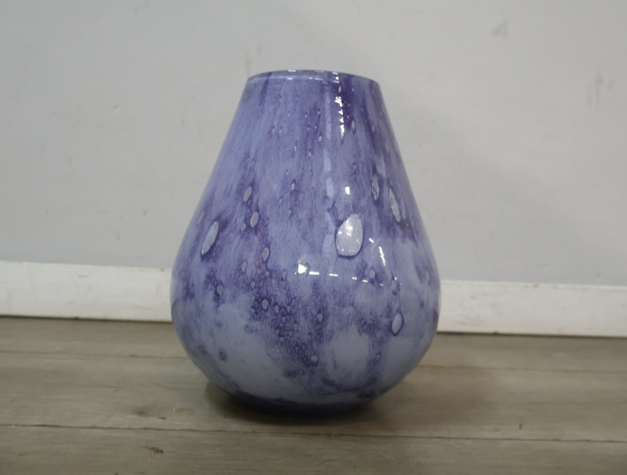Blauwe glazen vaas met patroon – foto 4 – kavel bij GSD Auctions, Zoeterwoude