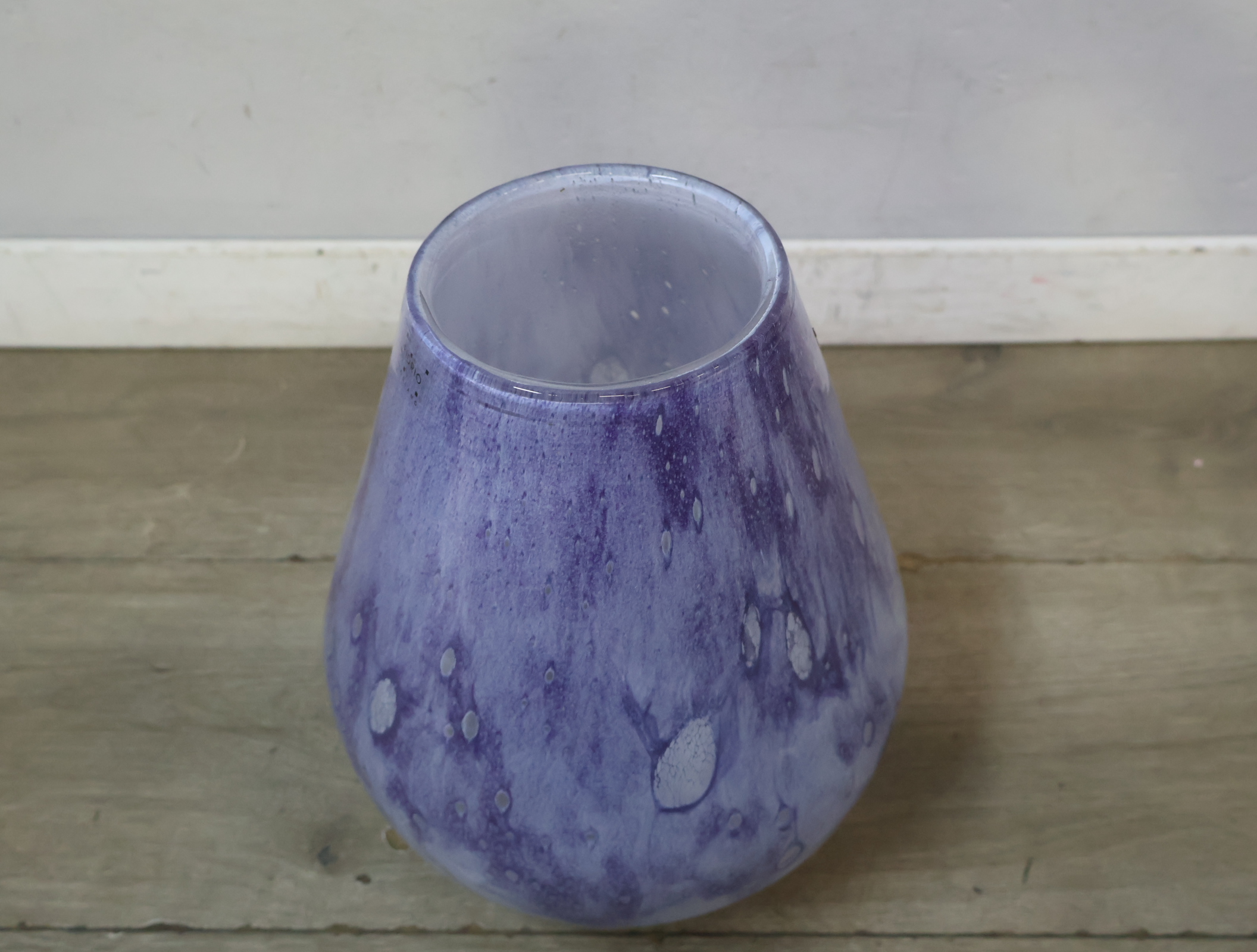 Blauwe glazen vaas met patroon – foto 6 – kavel bij GSD Auctions, Zoeterwoude