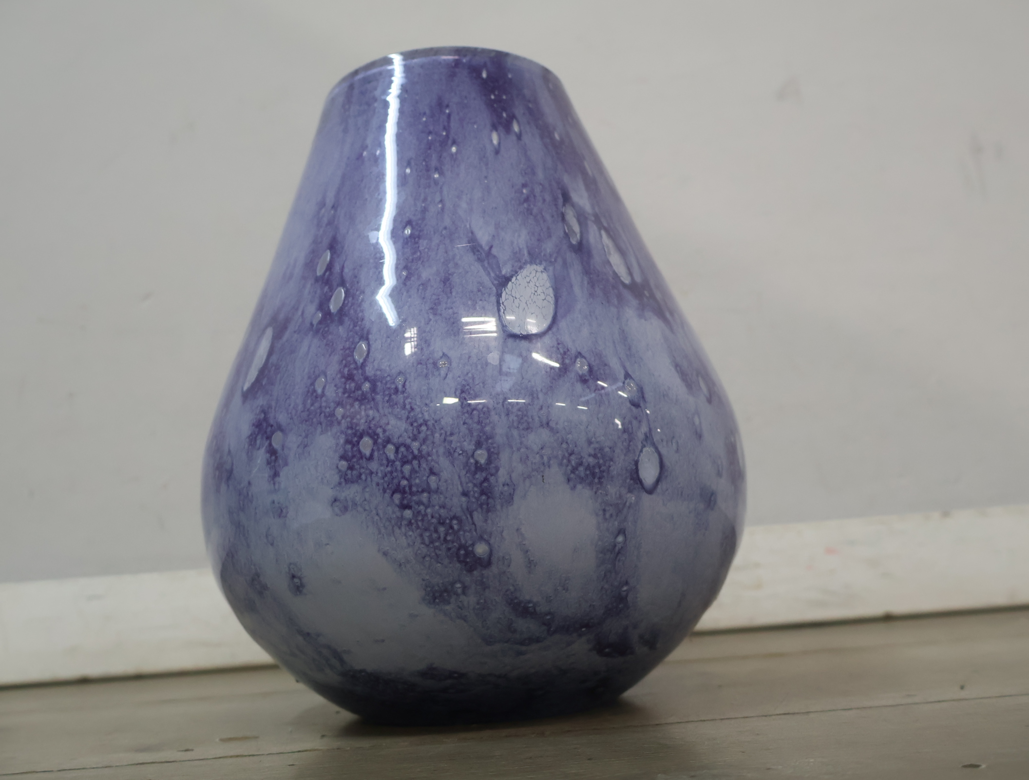 Blauwe glazen vaas met patroon – foto 7 – kavel bij GSD Auctions, Zoeterwoude