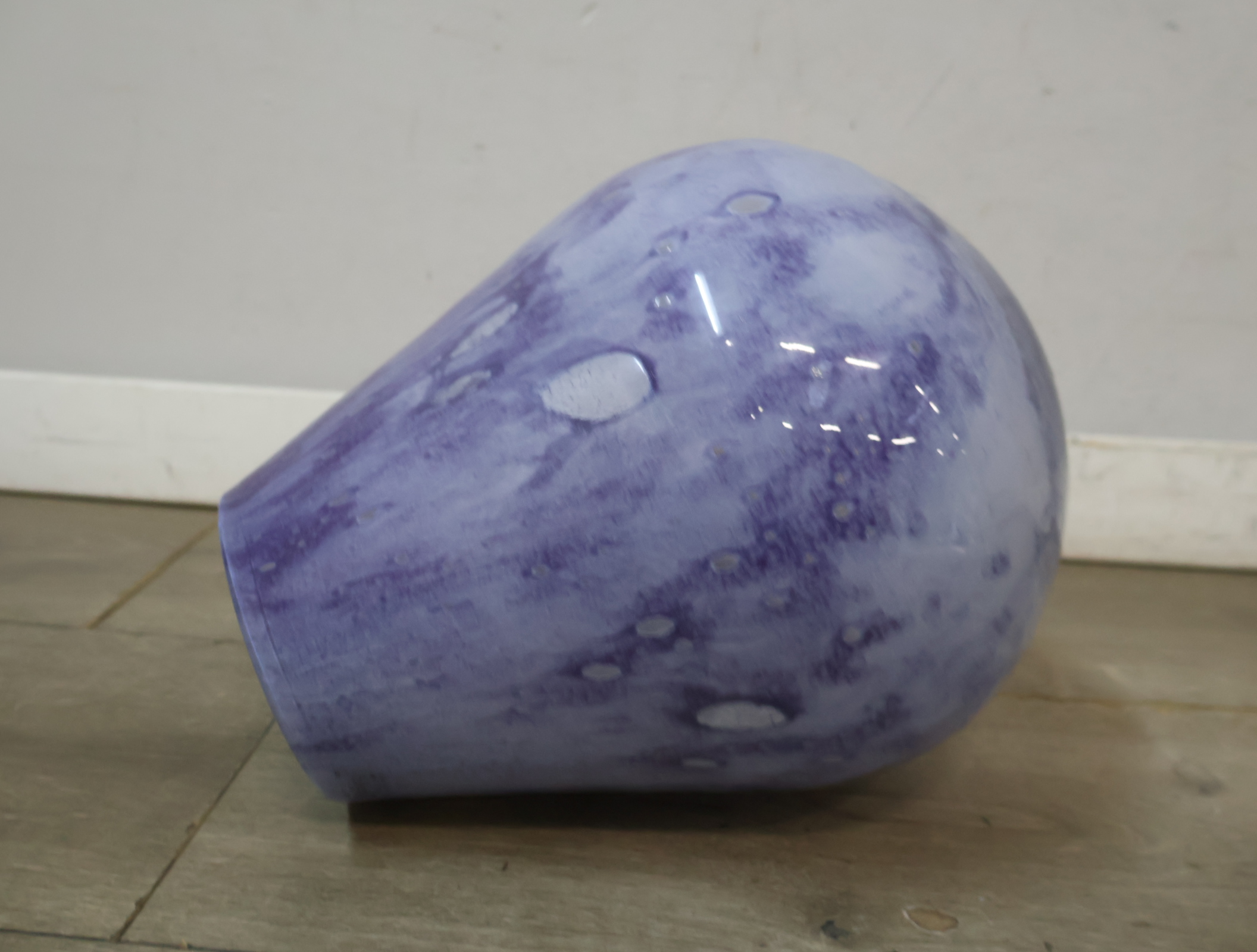 Blauwe glazen vaas met patroon – foto 8 – kavel bij GSD Auctions, Zoeterwoude
