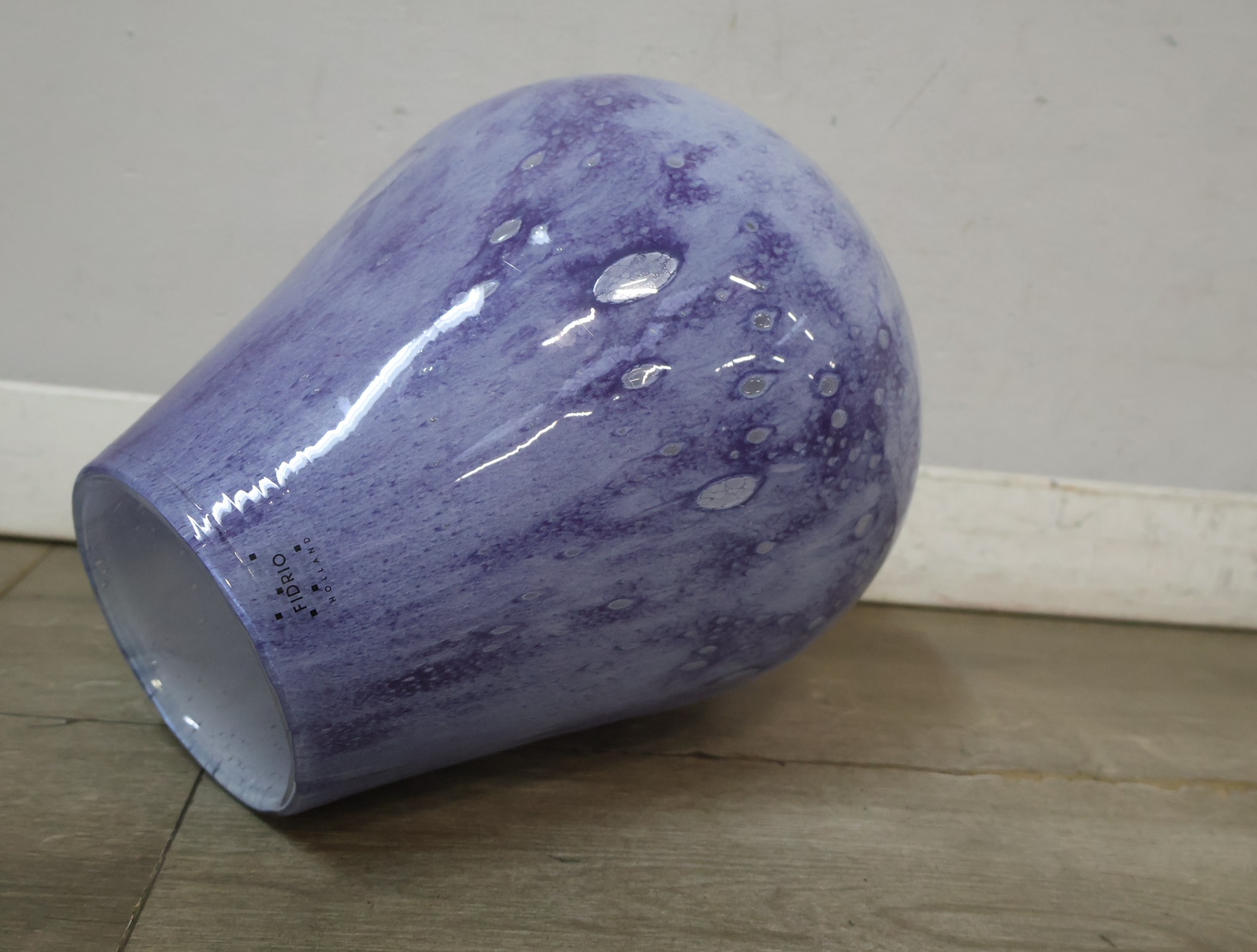Blauwe glazen vaas met patroon – foto 9 – kavel bij GSD Auctions, Zoeterwoude