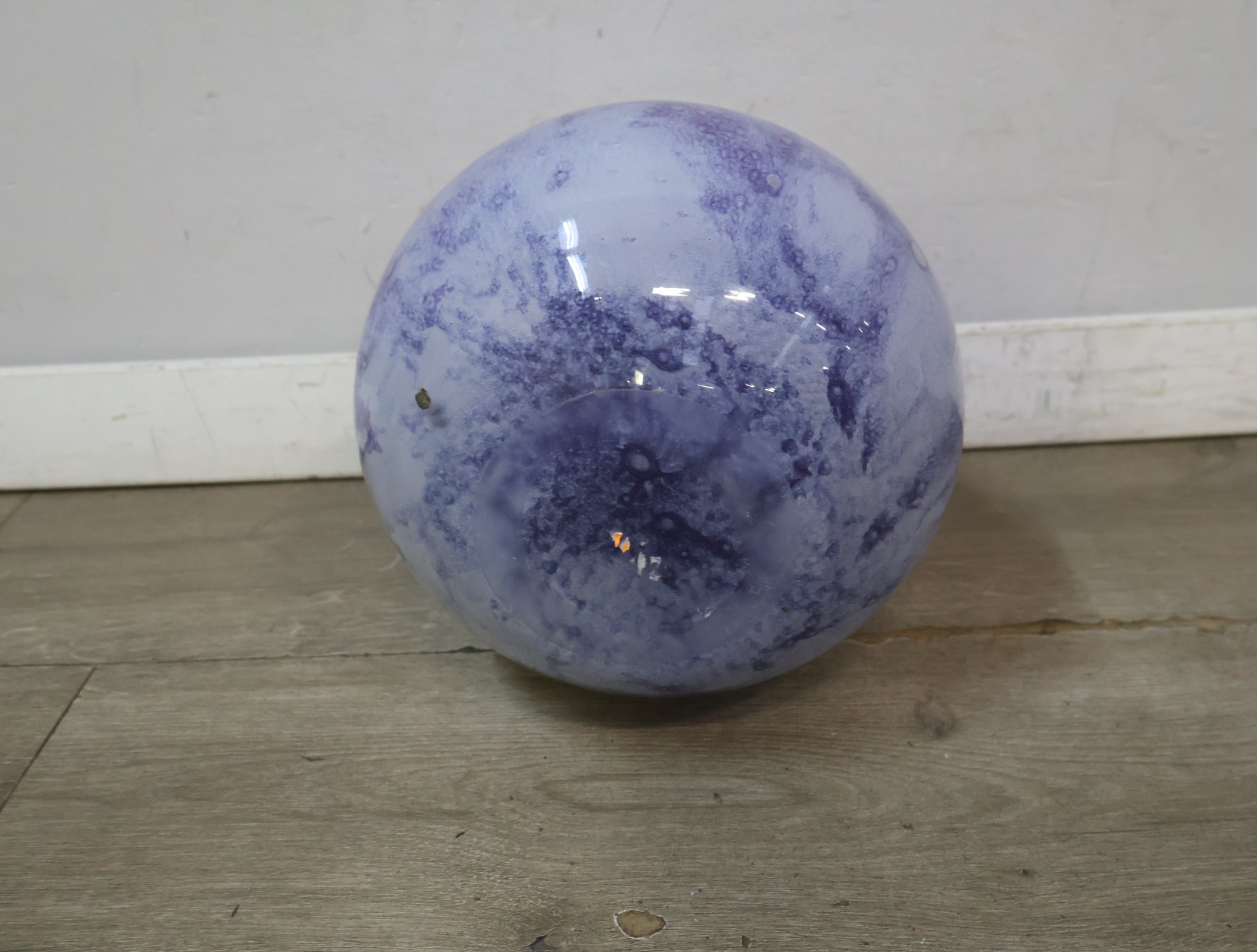 Blauwe glazen vaas met patroon – foto 10 – kavel bij GSD Auctions, Zoeterwoude