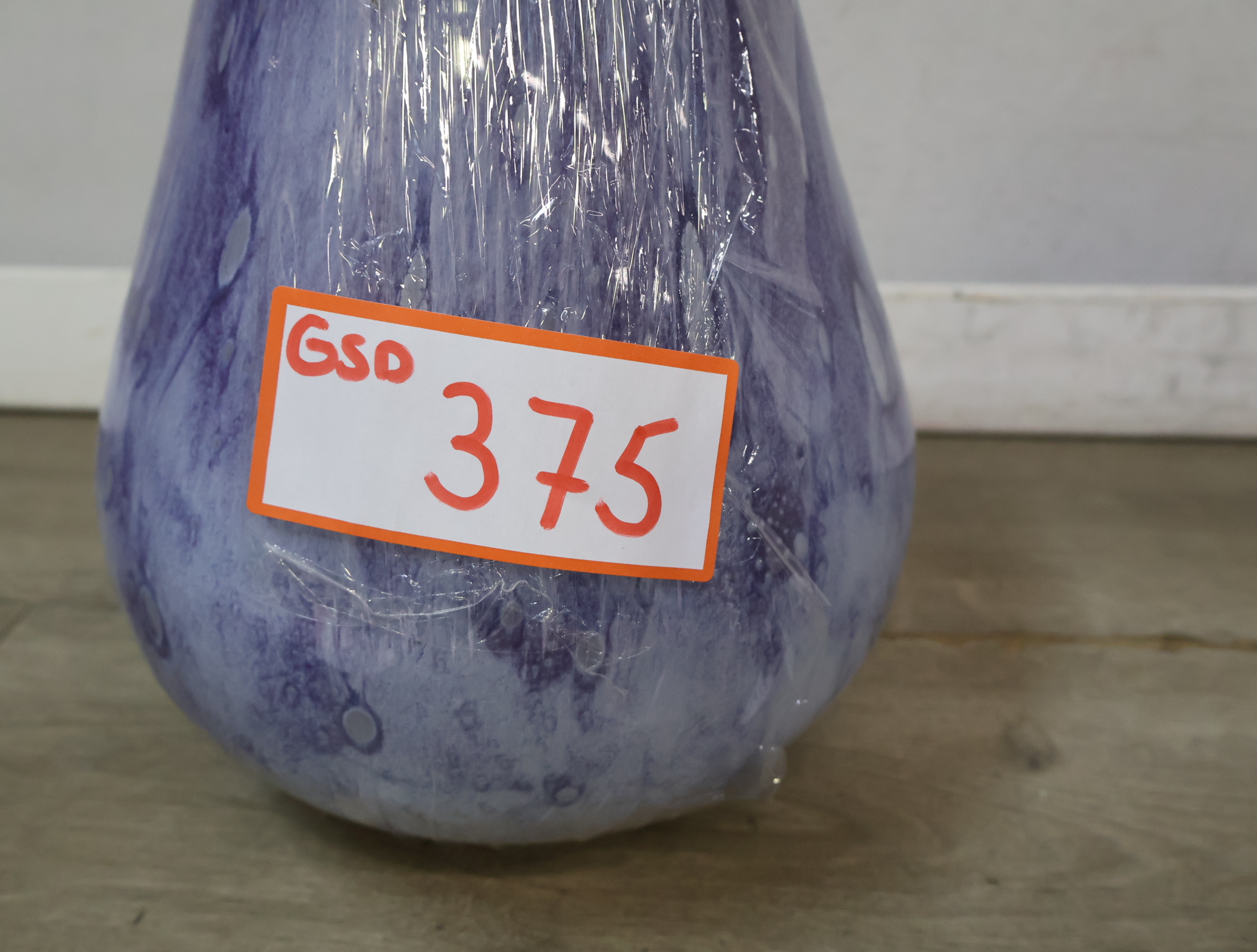 Blauwe glazen vaas met patroon – foto 15 – kavel bij GSD Auctions, Zoeterwoude