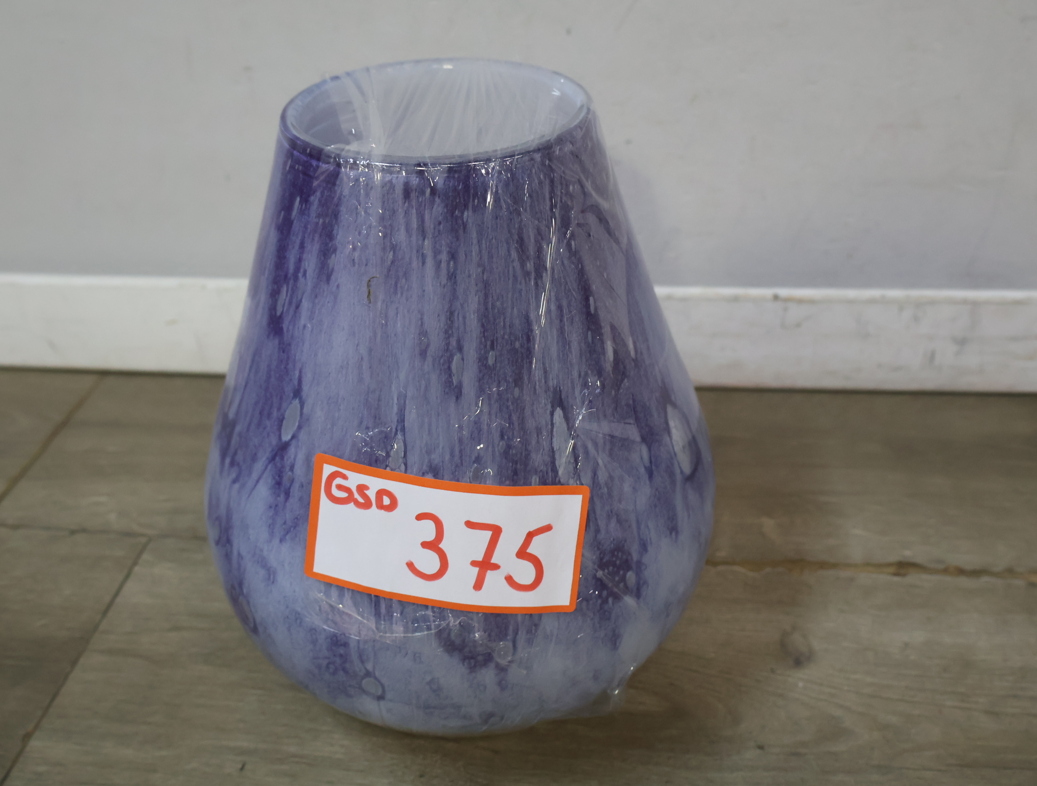 Blauwe glazen vaas met patroon – foto 16 – kavel bij GSD Auctions, Zoeterwoude