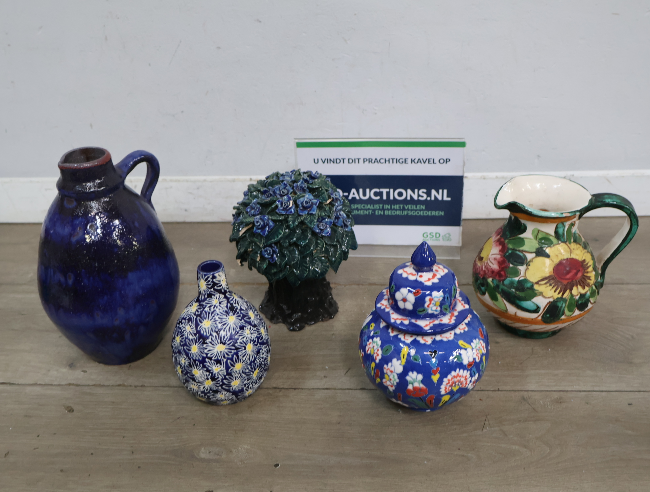 Set van vijf keramische vazen en kruikjes – foto 2 – kavel bij GSD Auctions, Zoeterwoude