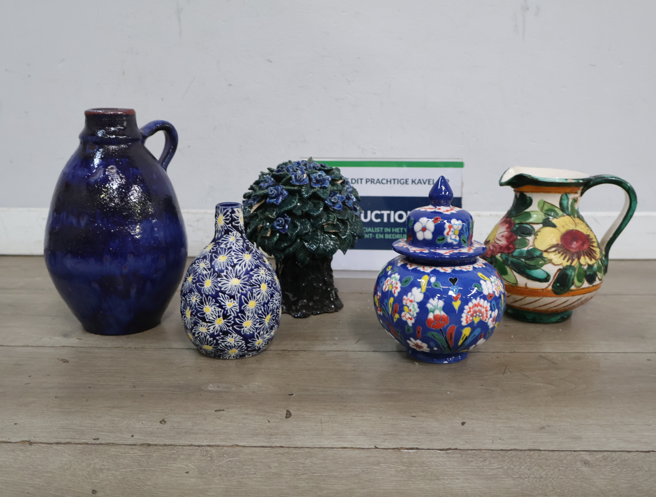 Set van vijf keramische vazen en kruikjes – foto 3 – kavel bij GSD Auctions, Zoeterwoude