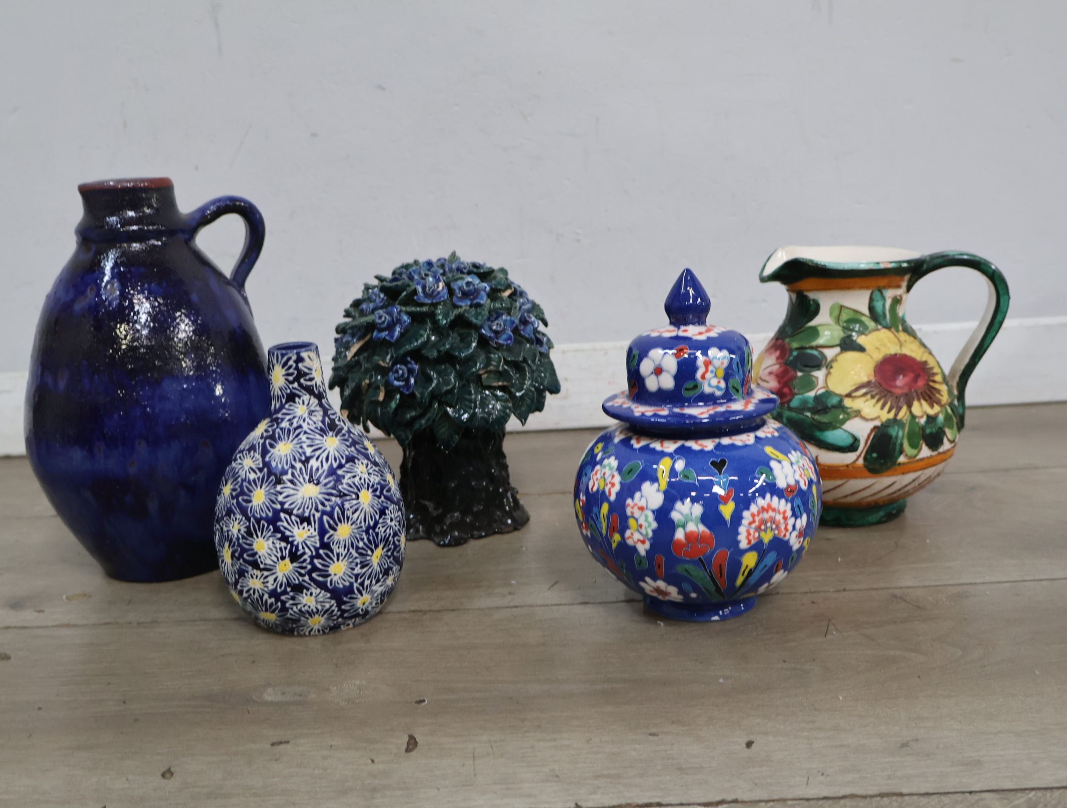 Set van vijf keramische vazen en kruikjes – foto 4 – kavel bij GSD Auctions, Zoeterwoude