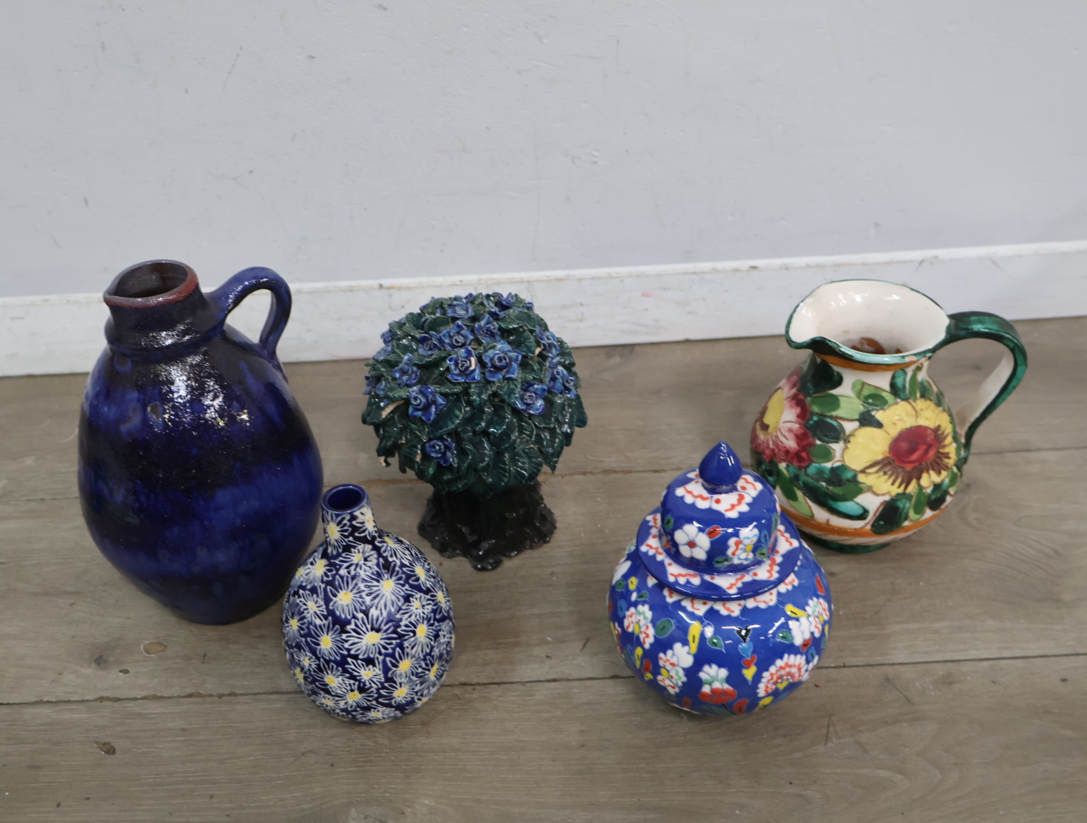 Set van vijf keramische vazen en kruikjes – foto 6 – kavel bij GSD Auctions, Zoeterwoude