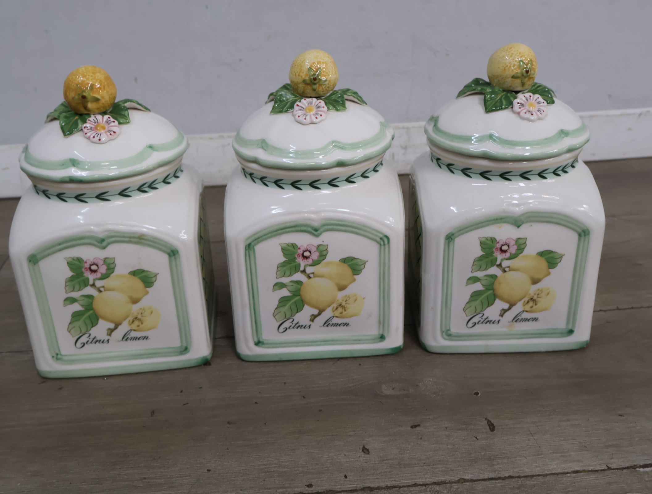 Set van drie keramische voorraadpotten met citroen decor – foto 3 – kavel bij GSD Auctions, Zoeterwoude