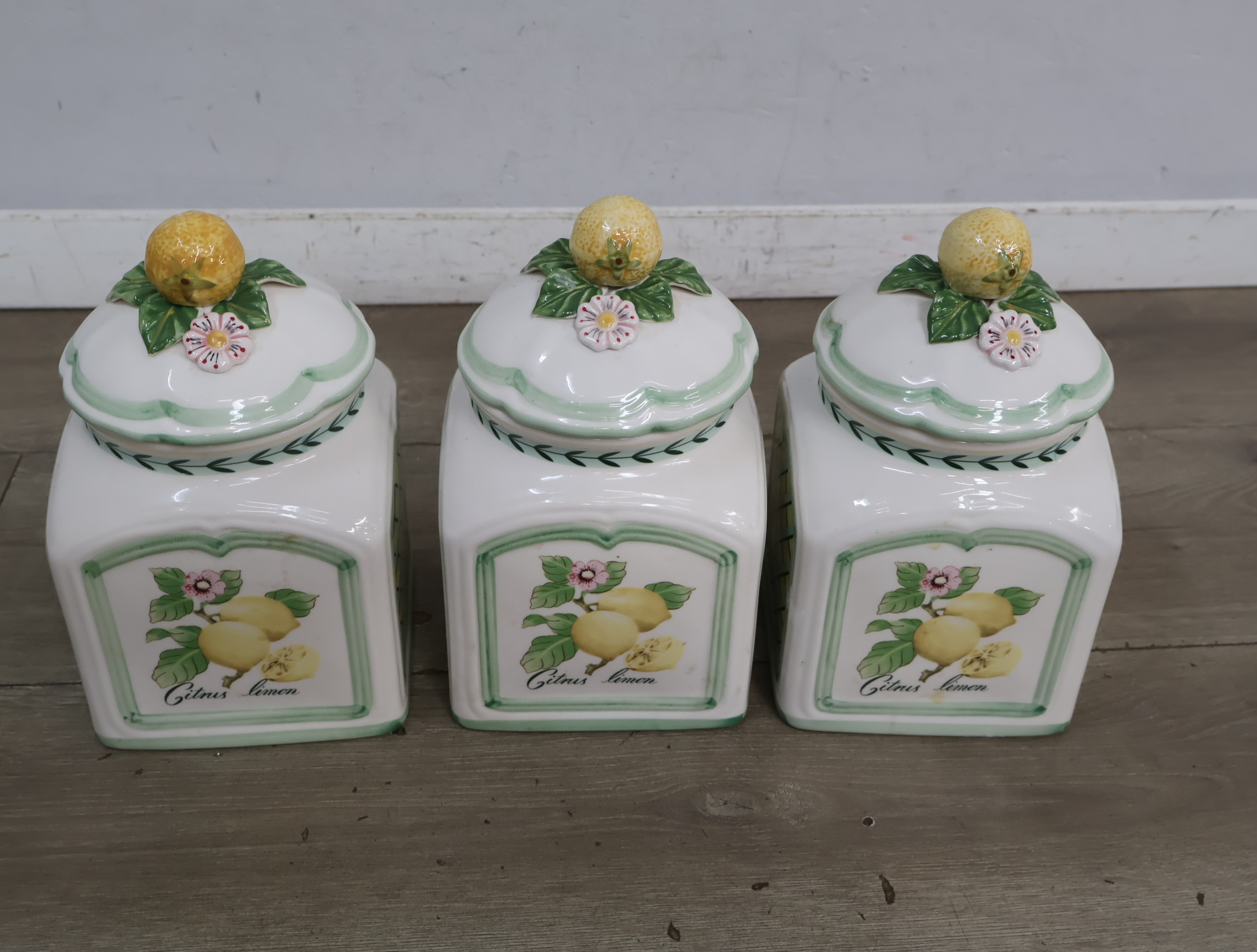 Set van drie keramische voorraadpotten met citroen decor – foto 4 – kavel bij GSD Auctions, Zoeterwoude