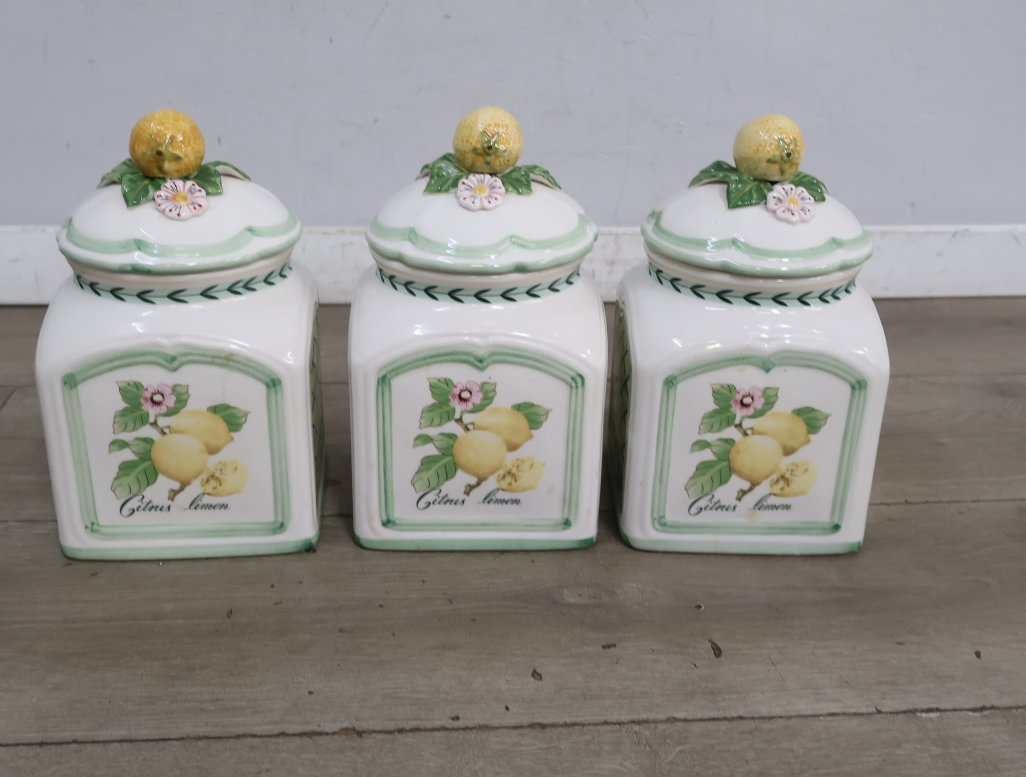 Set van drie keramische voorraadpotten met citroen decor – foto 5 – kavel bij GSD Auctions, Zoeterwoude
